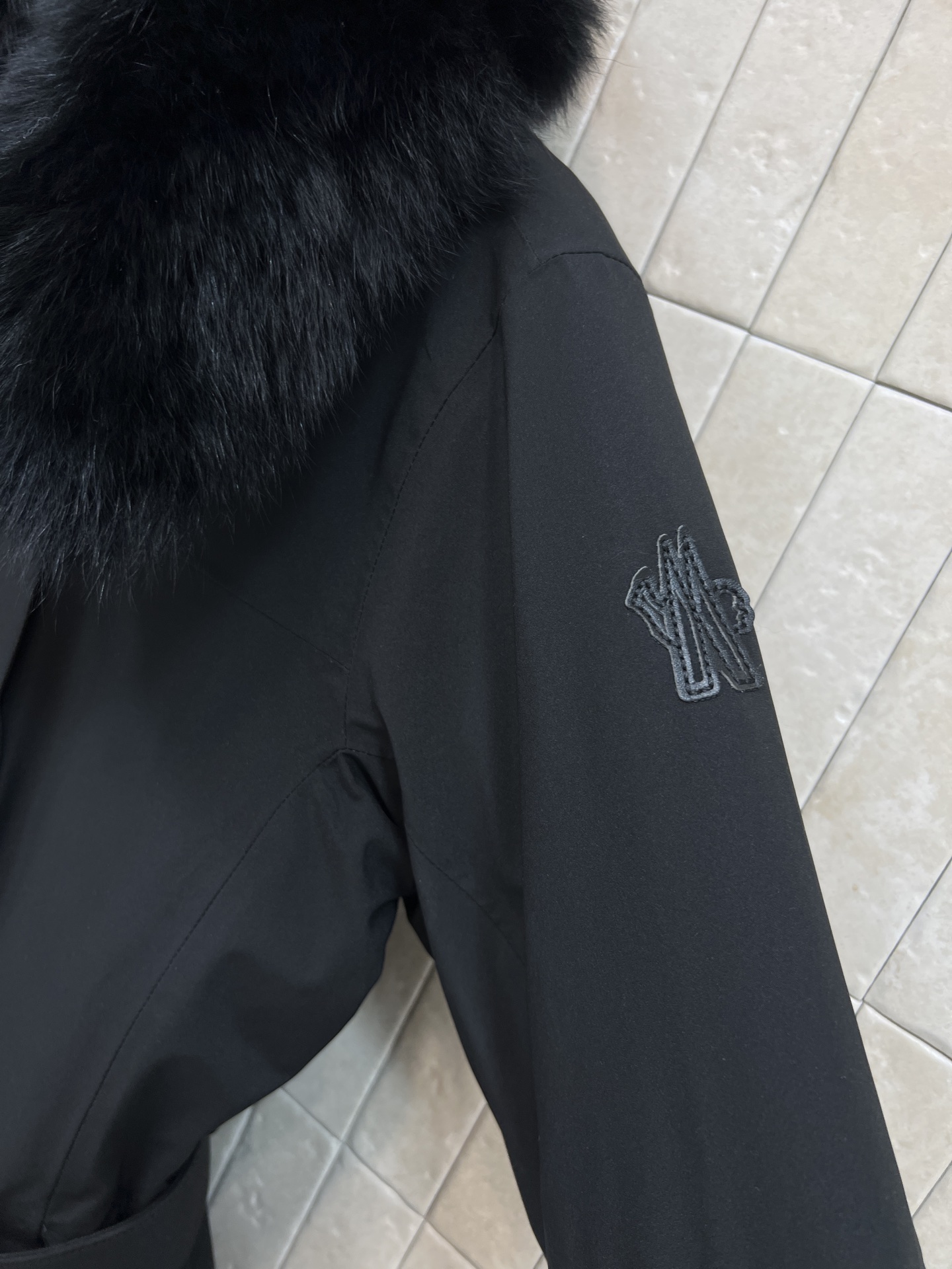 MO家 25秋冬新款 翻领收腰滑雪服外套 标志性大毛领+同色皮革腰带 轻松收束腰身 显瘦又有型！裁自富有