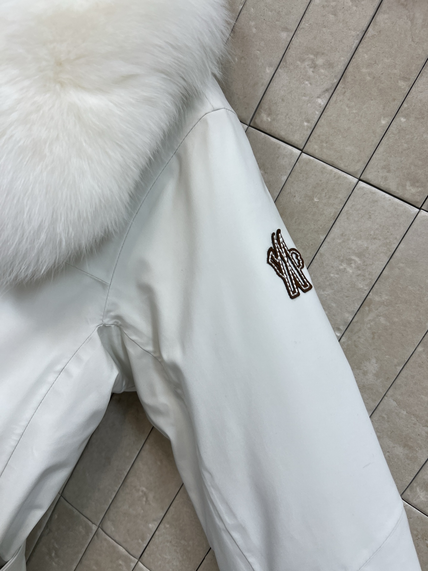 MO家 25秋冬新款 翻领收腰滑雪服外套 标志性大毛领+同色皮革腰带 轻松收束腰身 显瘦又有型！裁自富有