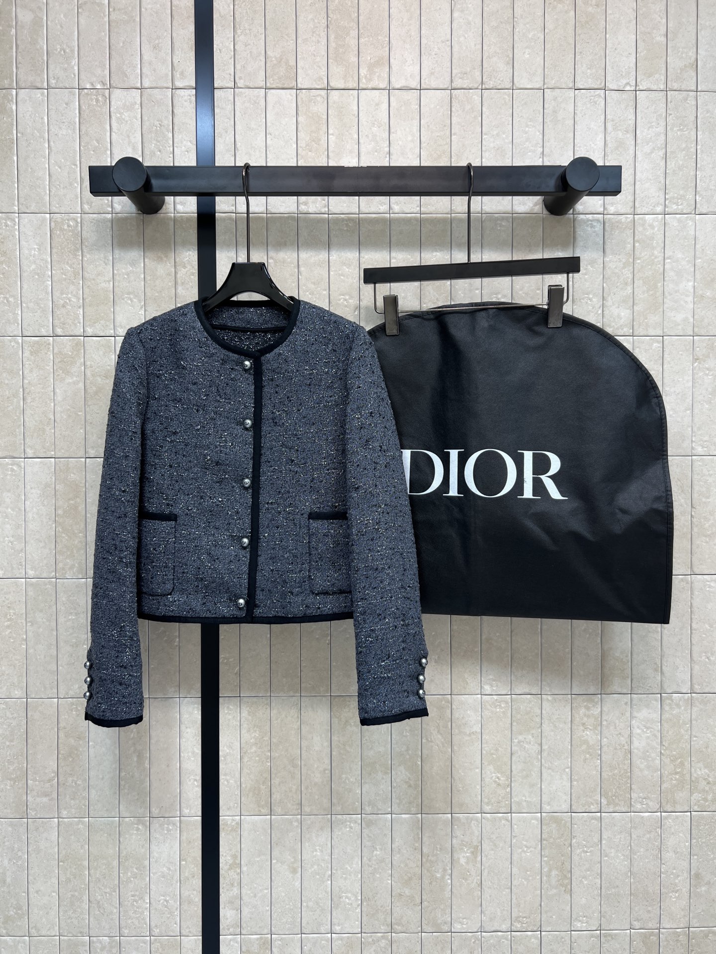 NO:658331,D Home 25 new style for autumn and winter. Round neck small fragrant style small jacket. Classic round neck short design. Hand-spun tweed + shiny silver thread. Full of low-key luxury. Classic CD pearl buckle embellishment. Super exquisite details. The upper body is casual and formal. It can be easily managed for commuting or light formal occasions. Paired with high-waisted pants/skirts, it looks taller and slimmer. It is a must-have versatile item for autumn and winter wardrobe!  One color and three codes SML,,dior,skirts,jackets & coats,alexander wang19860909D家 25秋冬新款 圆领小香风小外套 经典圆领短款设计 手工纺粗花呢+闪银线 低调奢华感满满 经典CD珍珠扣点缀 细节超精致 上身休闲又正式 通勤或轻正式场合都能轻松驾驭 搭配高腰裤/裙 显高显瘦 秋冬衣橱必备百搭单品！一色三码 SML,,dior,skirts,jackets & coats,alexander wang,Women's clothing