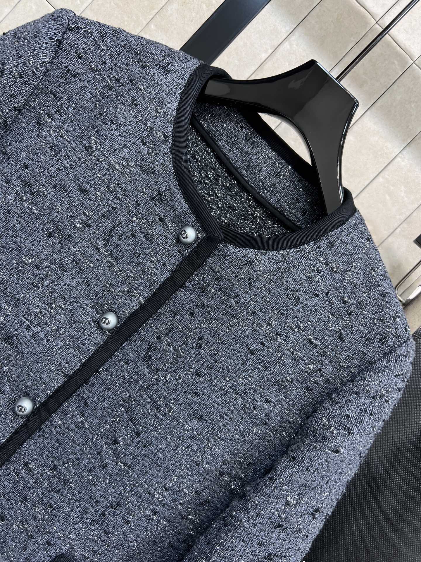 D家 25秋冬新款 圆领小香风小外套 经典圆领短款设计 手工纺粗花呢+闪银线 低调奢华感满满 经典CD珍