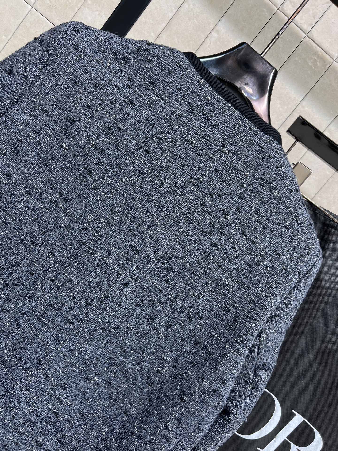 D家 25秋冬新款 圆领小香风小外套 经典圆领短款设计 手工纺粗花呢+闪银线 低调奢华感满满 经典CD珍