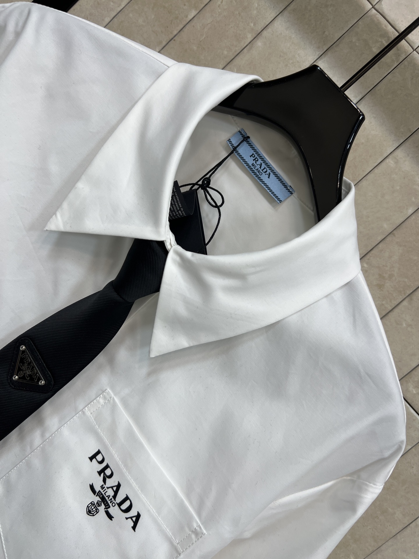 PD家 26早春新款 三角标领带装饰短款衬衫 不一样的设计感 无敌帅气的衬衫 领带涂珐琅倒三角小贴牌 简