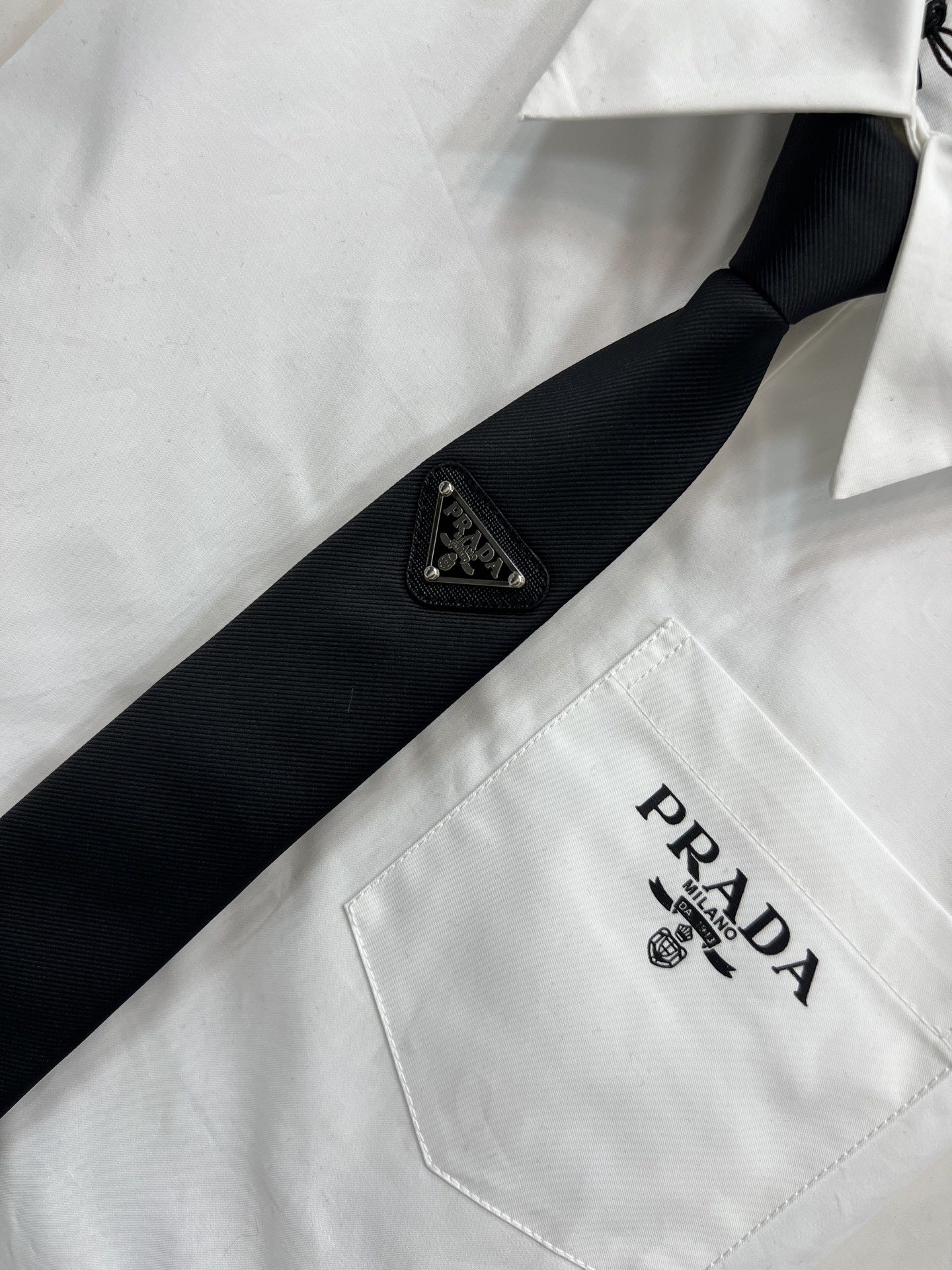 PD家 26早春新款 三角标领带装饰短款衬衫 不一样的设计感 无敌帅气的衬衫 领带涂珐琅倒三角小贴牌 简