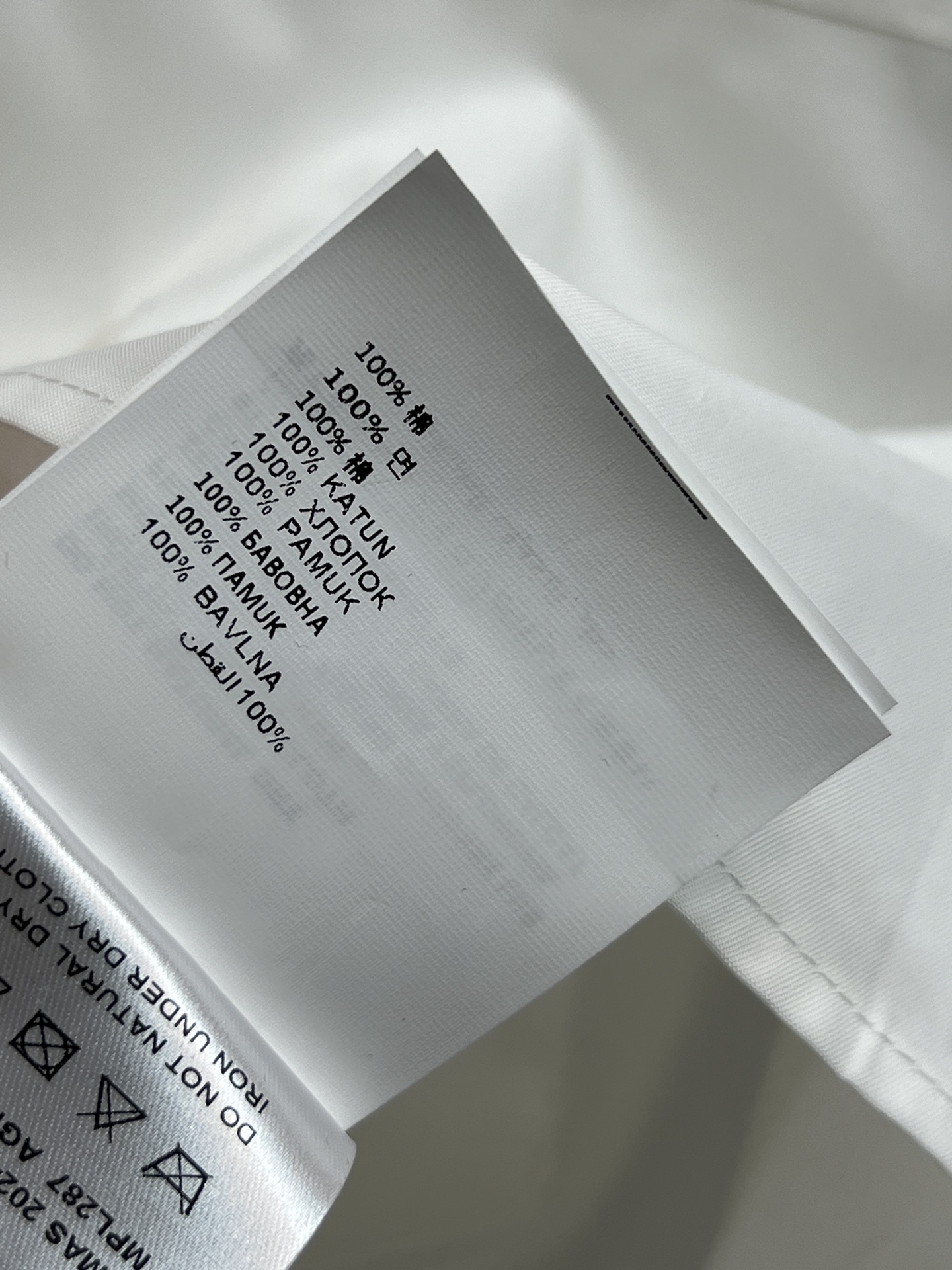 PD家 26早春新款 三角标领带装饰短款衬衫 不一样的设计感 无敌帅气的衬衫 领带涂珐琅倒三角小贴牌 简