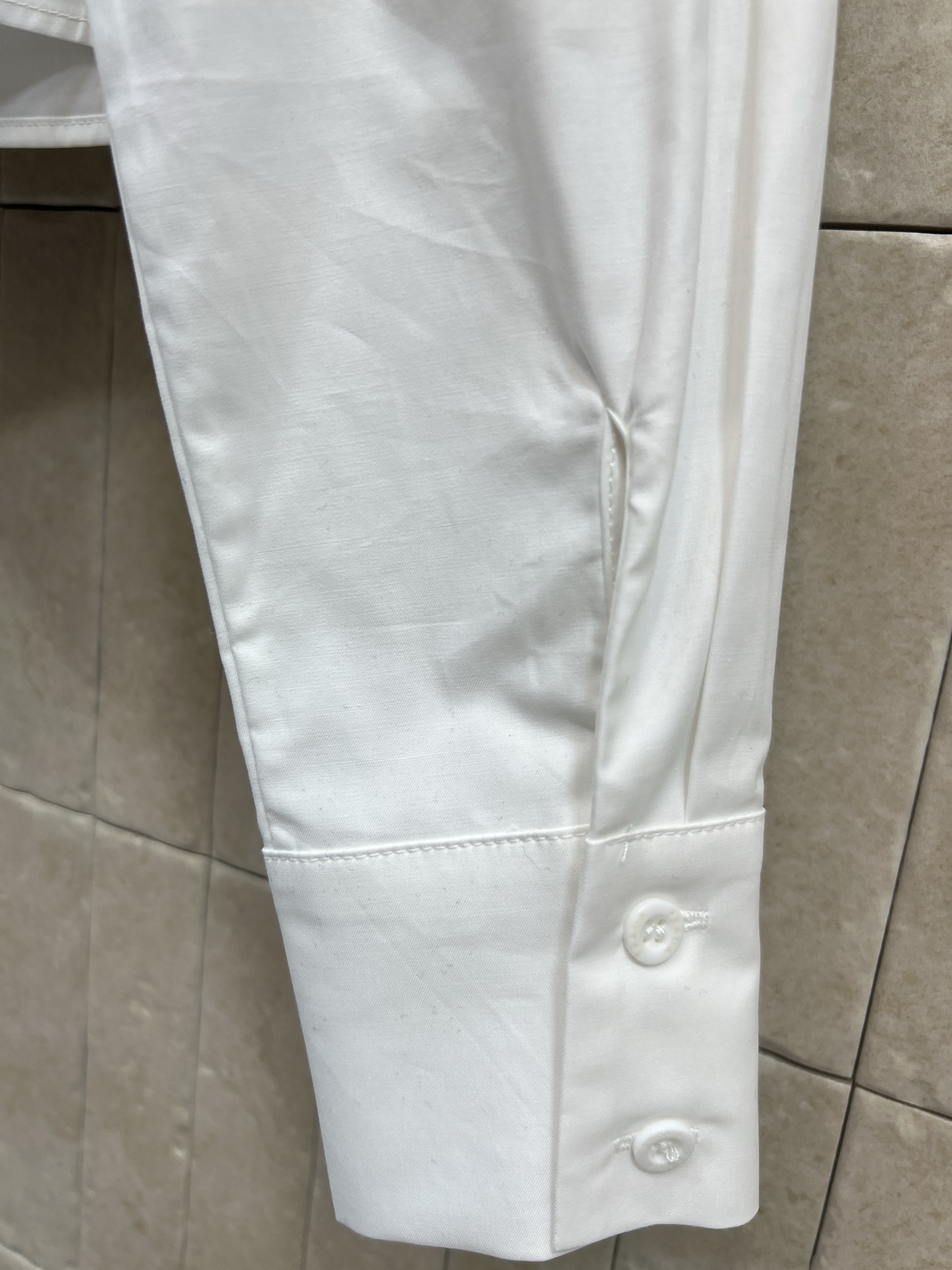 PD家 26早春新款 三角标领带装饰短款衬衫 不一样的设计感 无敌帅气的衬衫 领带涂珐琅倒三角小贴牌 简