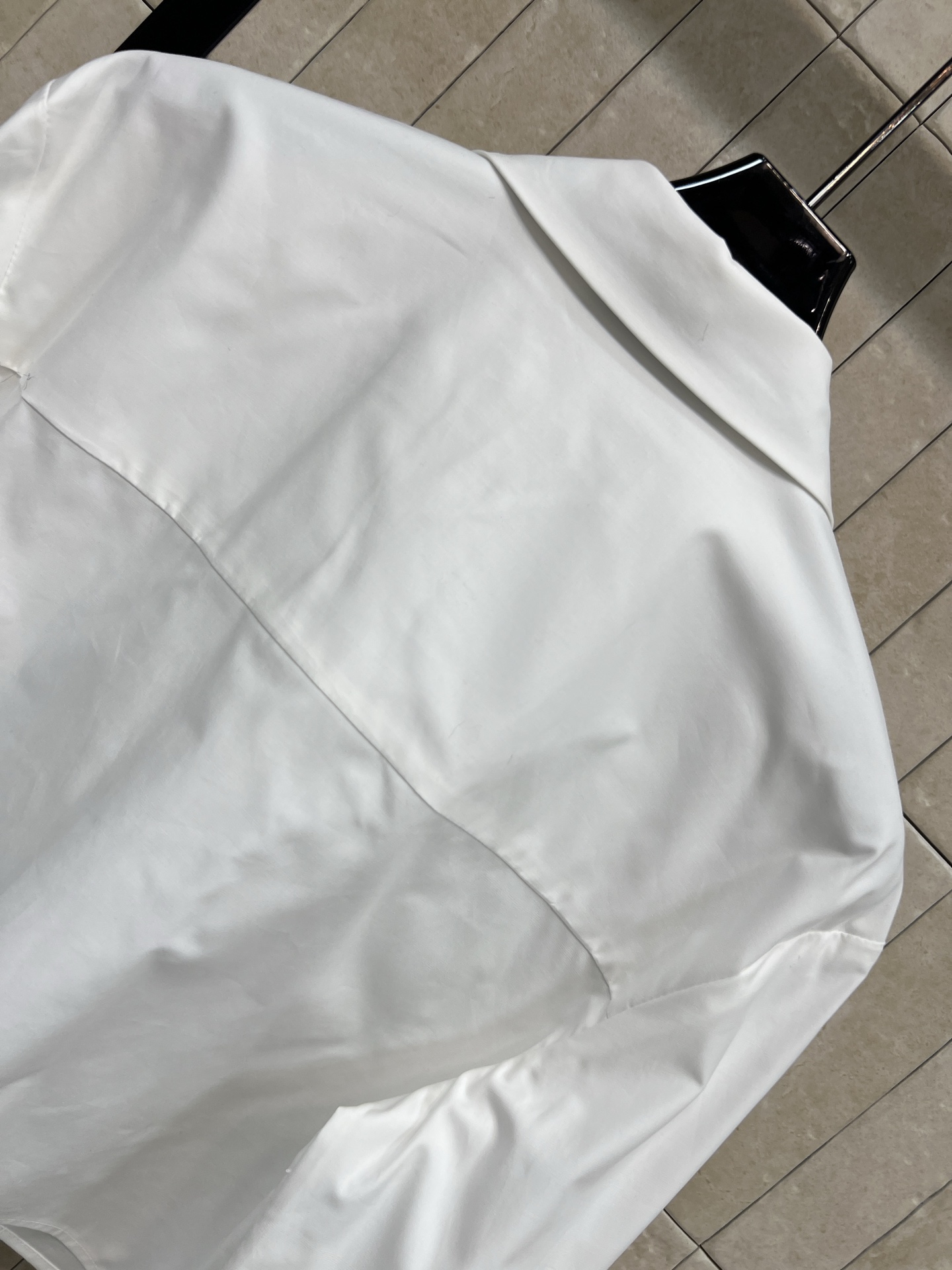 PD家 26早春新款 三角标领带装饰短款衬衫 不一样的设计感 无敌帅气的衬衫 领带涂珐琅倒三角小贴牌 简