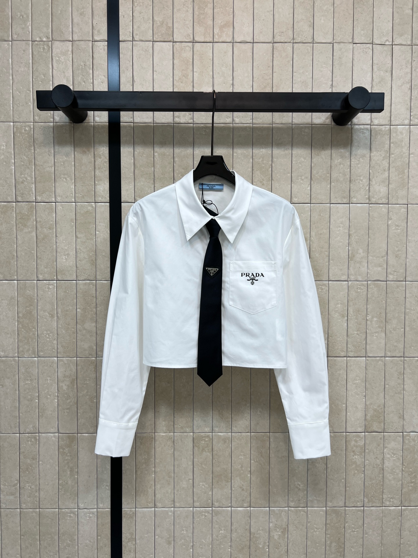 NO:658335,PD Home 26 early spring new style, short shirt with triangle logo tie decoration, different design sense, incomparably handsome shirt, tie with enamel inverted triangle sticker, simple design, a shirt with BF style. Adding tie decoration, it is very cool and handsome. It is more temperamental, sexy and handsome. It can be easily worn with a skirt to create an age-reducing college style. It is sweet and cool, versatile and not picky. Three sizes in one color  Size/S-M-L,,dior,skirts,shirts,ties,alexander wang19860909PD家 26早春新款 三角标领带装饰短款衬衫 不一样的设计感 无敌帅气的衬衫 领带涂珐琅倒三角小贴牌 简约设计 自带BF风的一款衬衫 加入了领带装饰酷帅感爆棚 更加显气质性感也很帅气 搭配半裙轻松穿出减龄学院风 又甜又酷百搭不挑人 一色三码 Size/S-M-L,,dior,skirts,shirts,ties,alexander wang,Women's clothing