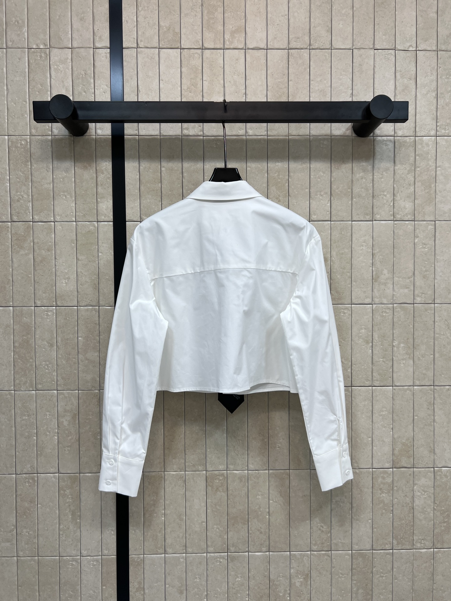 PD家 26早春新款 三角标领带装饰短款衬衫 不一样的设计感 无敌帅气的衬衫 领带涂珐琅倒三角小贴牌 简