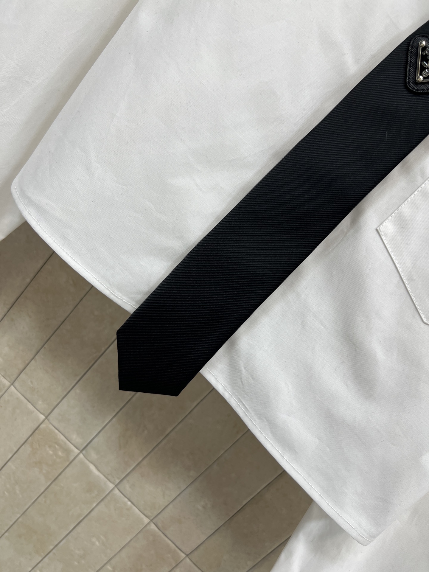 PD家 26早春新款 三角标领带装饰短款衬衫 不一样的设计感 无敌帅气的衬衫 领带涂珐琅倒三角小贴牌 简