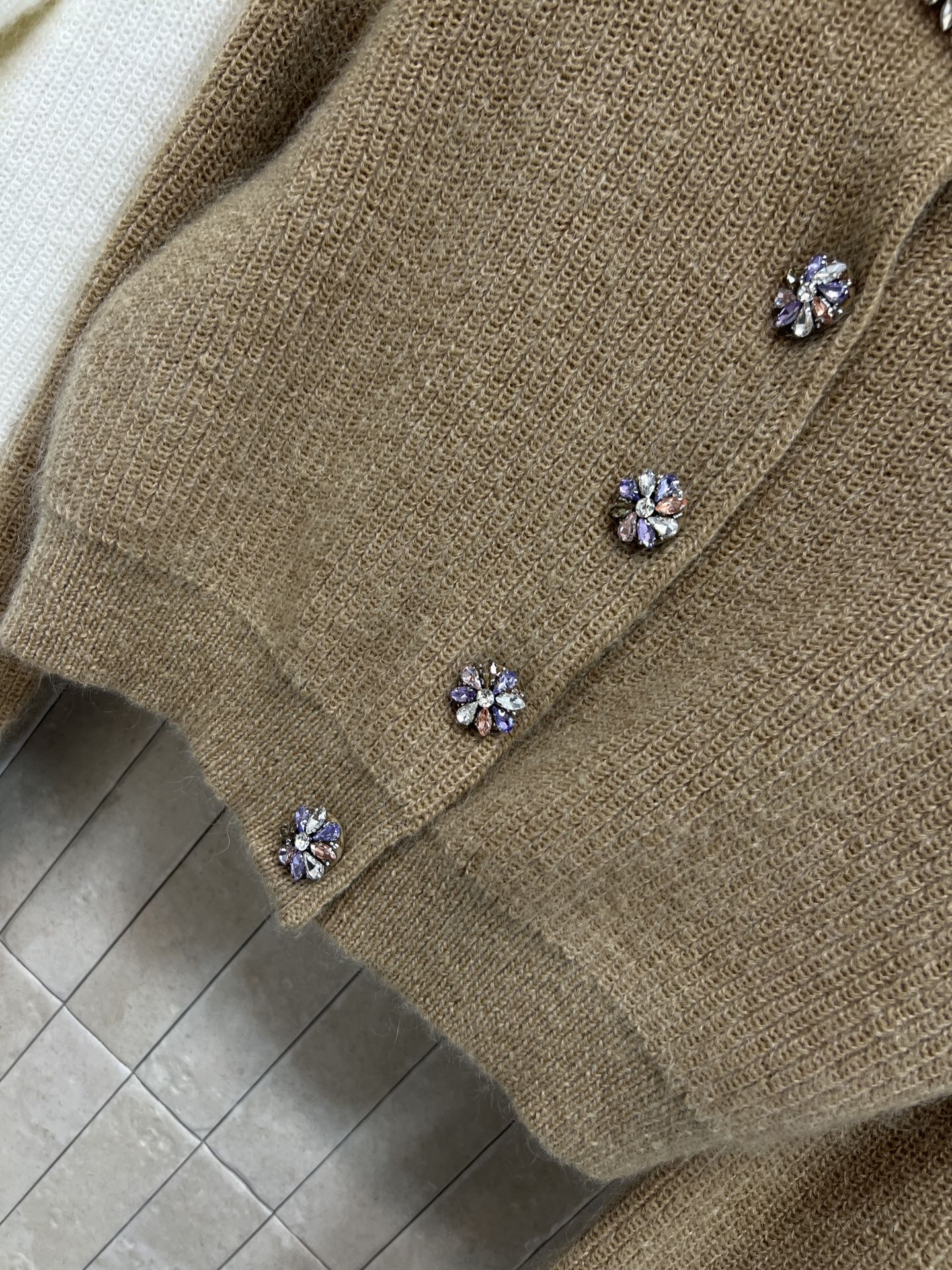 Self 26早春新款 彩钻针织短款开衫 定制羊驼毛材质 柔软亲肤 秋冬穿超舒服~领口和纽扣都是彩色水钻