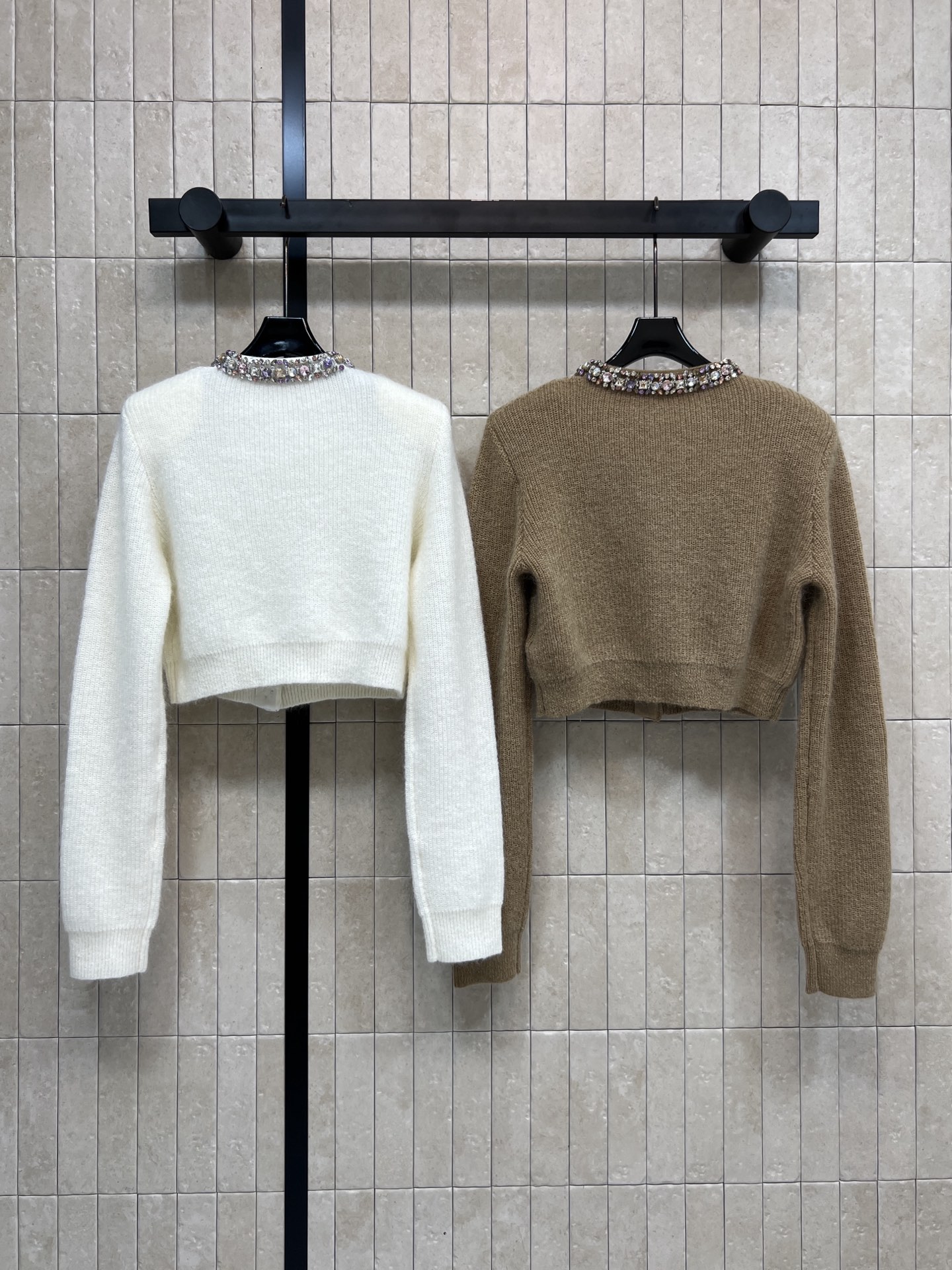 Self 26早春新款 彩钻针织短款开衫 定制羊驼毛材质 柔软亲肤 秋冬穿超舒服~领口和纽扣都是彩色水钻