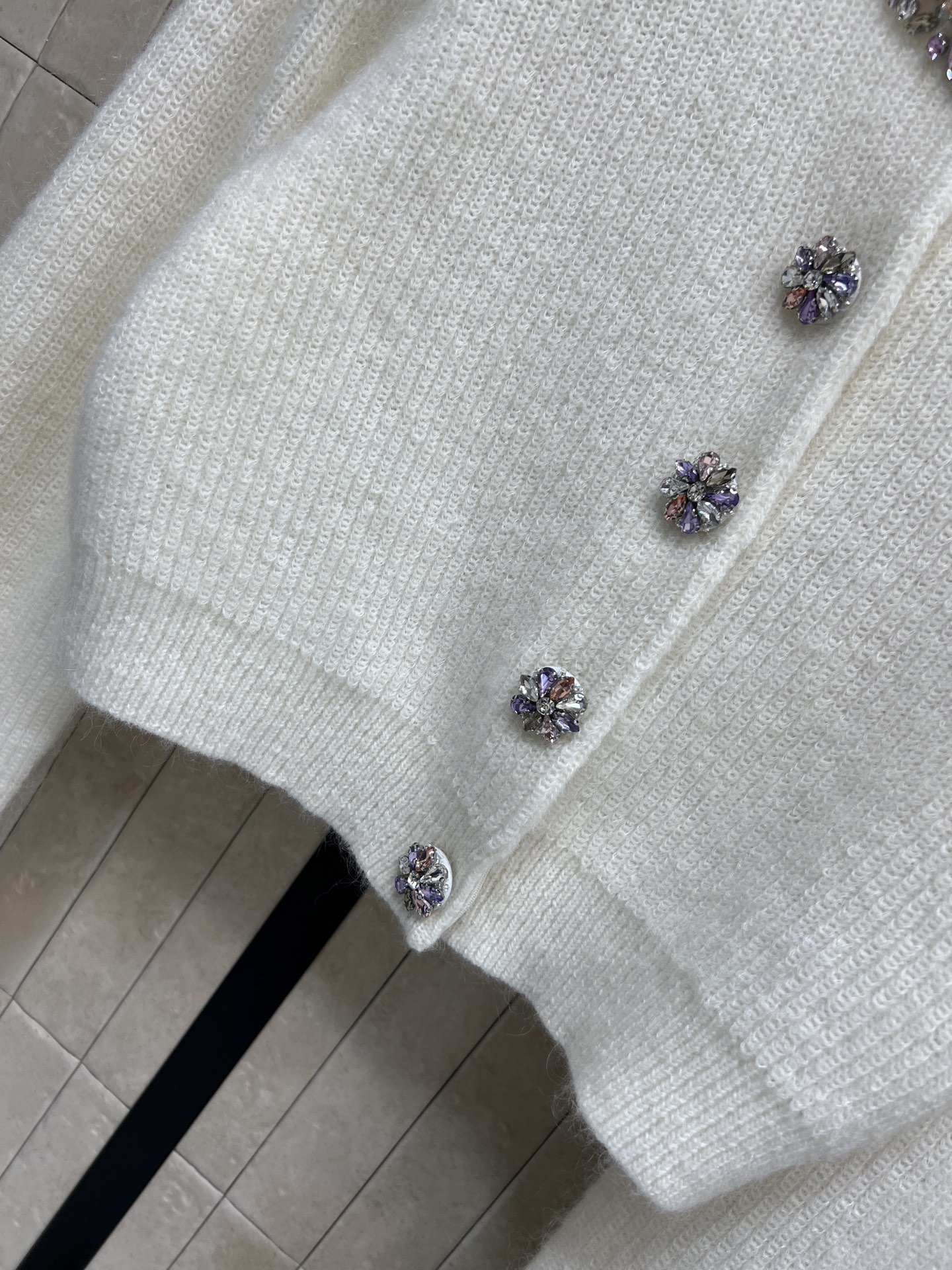 Self 26早春新款 彩钻针织短款开衫 定制羊驼毛材质 柔软亲肤 秋冬穿超舒服~领口和纽扣都是彩色水钻