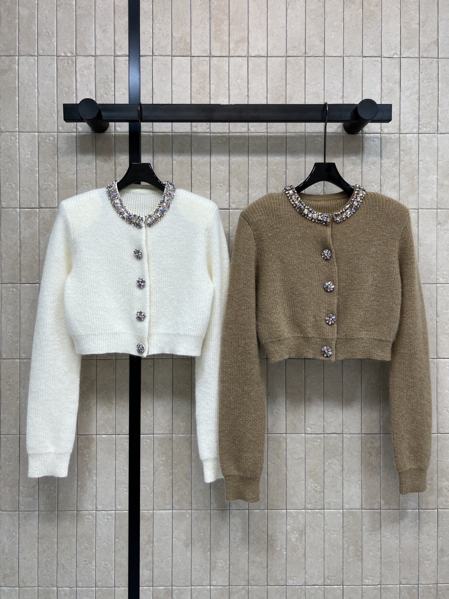 NO:658339,Self 26 new early spring style colorful diamond knitted short cardigan. Customized alpaca material. Soft and skin-friendly. Super comfortable to wear in autumn and winter. The neckline and buttons are all colored rhinestones. Sparkling and super delicate. Short and slim fit. Shows body proportions. Small person friendly!  French style design, can be easily used for commuting, dating, and formal occasions. Elegant and practical, it looks great with high-waisted pants or skirts. Available in two colors and three sizes. Size/S-M-L,,skirts,alexander wang19860909Self 26早春新款 彩钻针织短款开衫 定制羊驼毛材质 柔软亲肤 秋冬穿超舒服~领口和纽扣都是彩色水钻 波光粼粼超精致 短款修身剪裁 显身材比例 小个子友好！法式小香风设计 通勤、约会、正式场合都能轻松驾驭 优雅又实用 随手搭高腰裤or半裙都很出彩 两色三码 Size/S-M-L,,skirts,alexander wang,Women's clothing