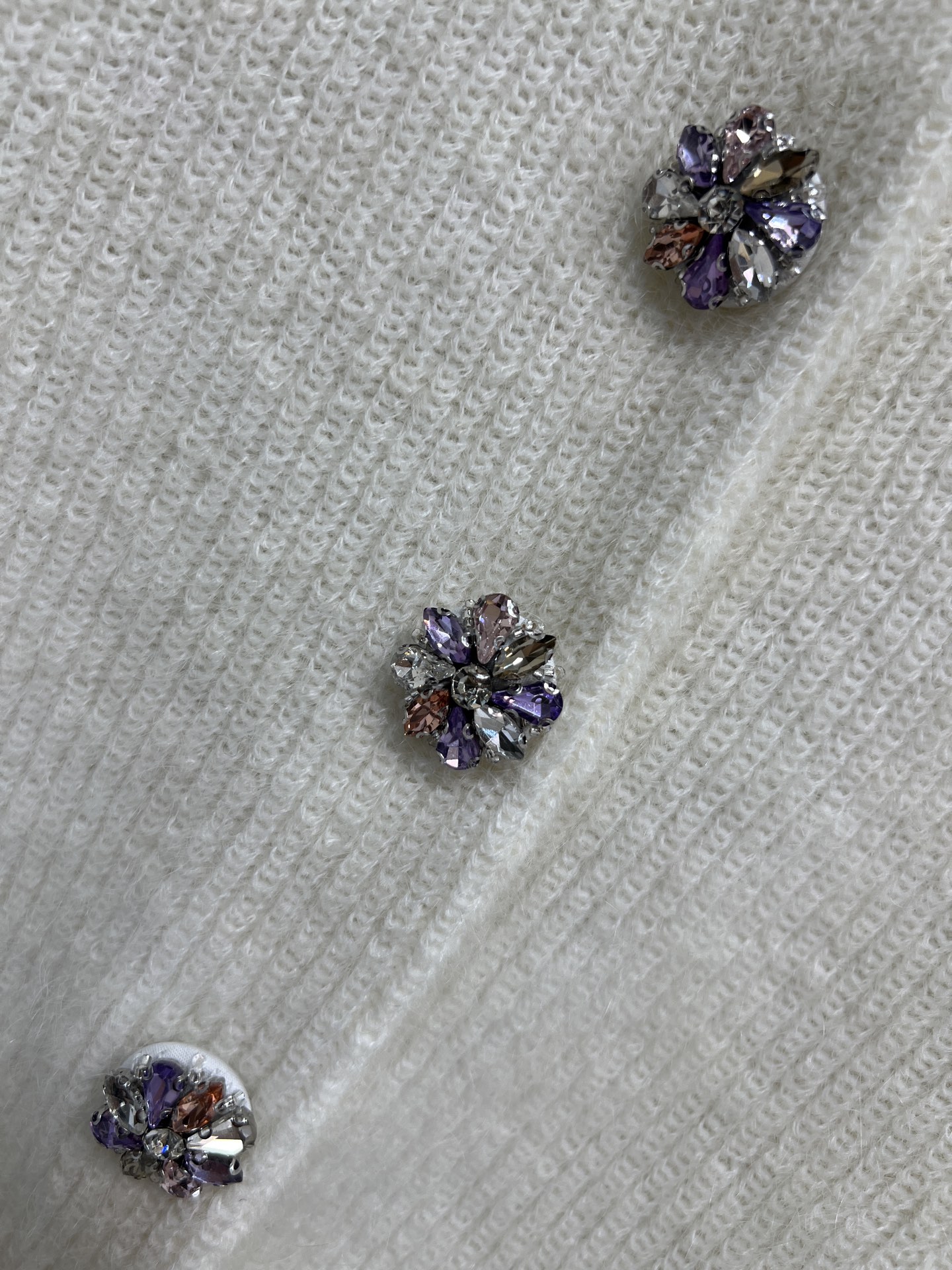 Self 26早春新款 彩钻针织短款开衫 定制羊驼毛材质 柔软亲肤 秋冬穿超舒服~领口和纽扣都是彩色水钻