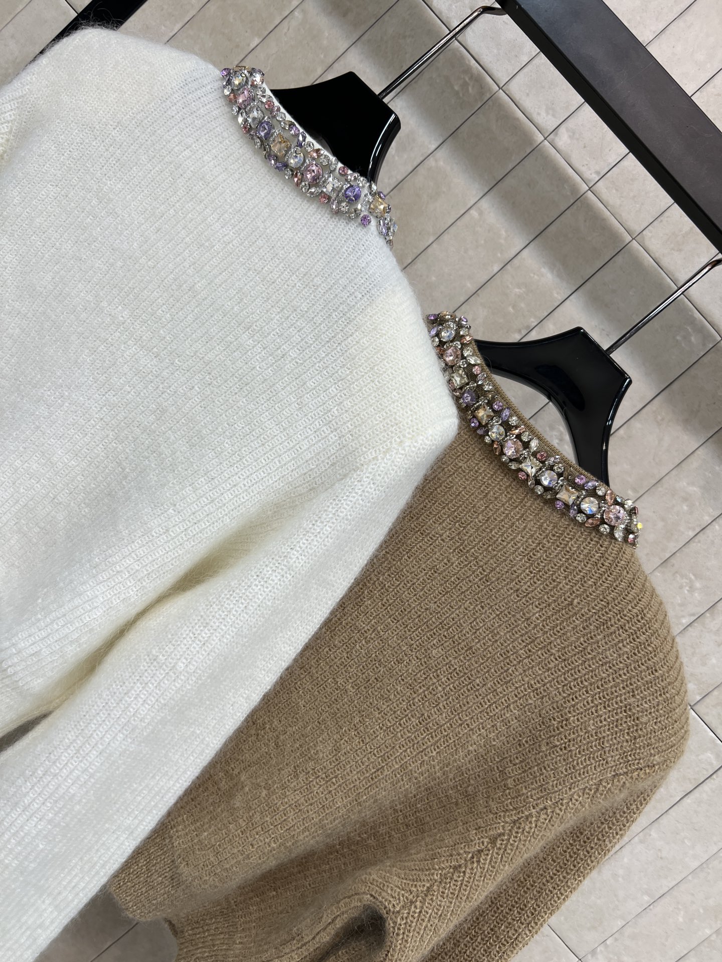 Self 26早春新款 彩钻针织短款开衫 定制羊驼毛材质 柔软亲肤 秋冬穿超舒服~领口和纽扣都是彩色水钻