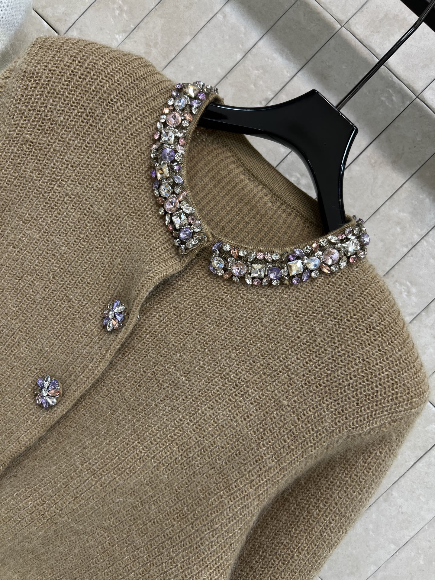 Self 26早春新款 彩钻针织短款开衫 定制羊驼毛材质 柔软亲肤 秋冬穿超舒服~领口和纽扣都是彩色水钻