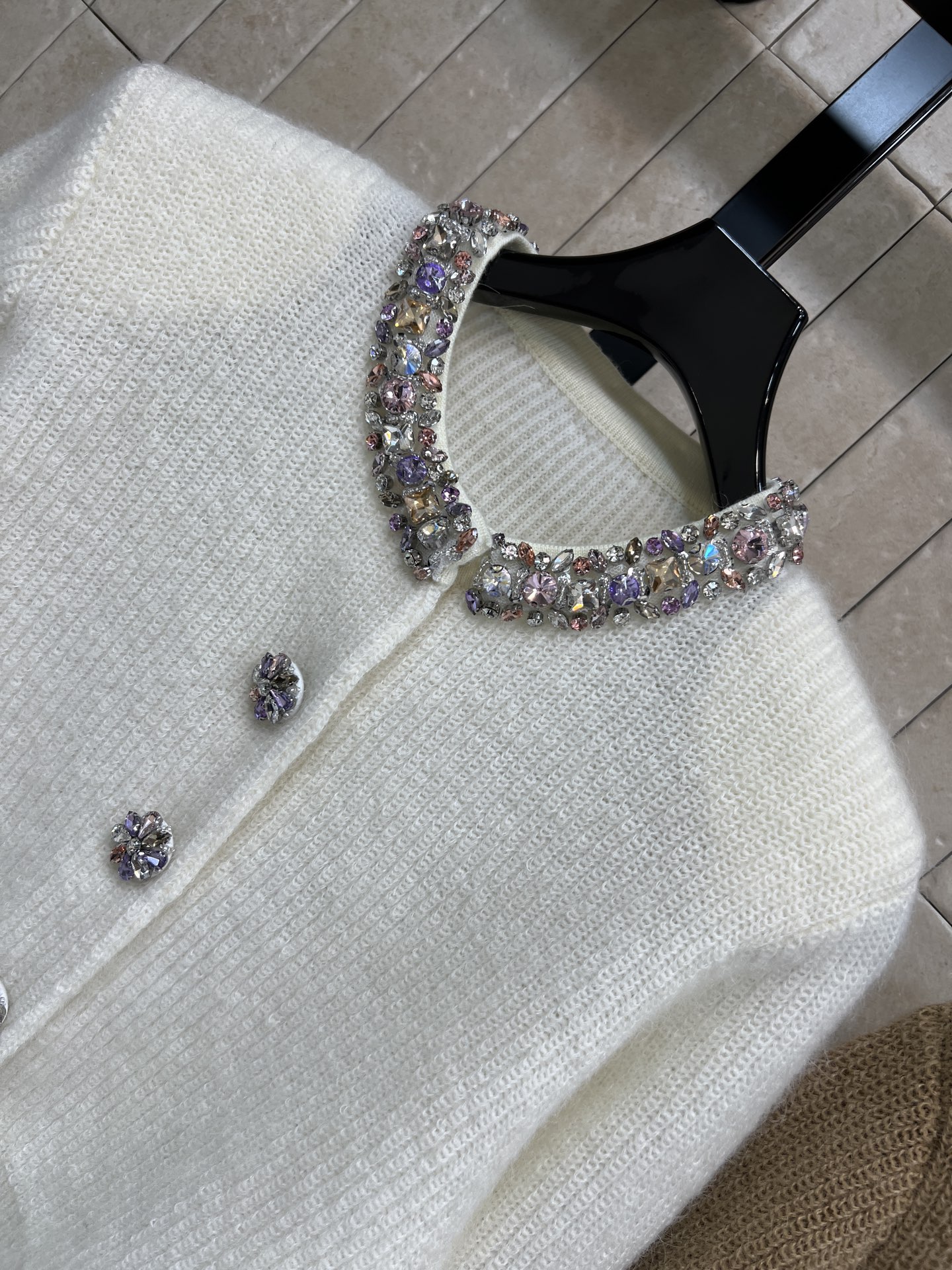 Self 26早春新款 彩钻针织短款开衫 定制羊驼毛材质 柔软亲肤 秋冬穿超舒服~领口和纽扣都是彩色水钻