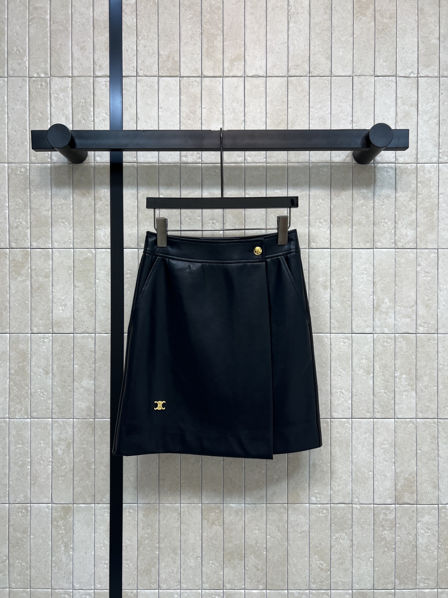 NO:658343,CE Home 26 early spring new style black leather one-piece skirt, high-waisted A-line version, super long legs!  Gold logo embellishment, perfect details, metal button + zipper design, easy to put on and take off and fashionable, can be easily used for daily commuting or leisure, looks great with short boots or high heels ~ one color, three sizes Size/S-M-L,,boots,high heels,skirts,alexander wang19860909CE家 26早春新款 黑色皮革一片式半身裙 高腰A字版型超显腿长！金色logo点缀 细节满分 金属纽扣+拉链设计 穿脱方便又时髦 日常通勤或休闲都能轻松驾驭 搭配短靴或高跟鞋都很出彩~一色三码 Size/S-M-L,,boots,high heels,skirts,alexander wang,Women's clothing