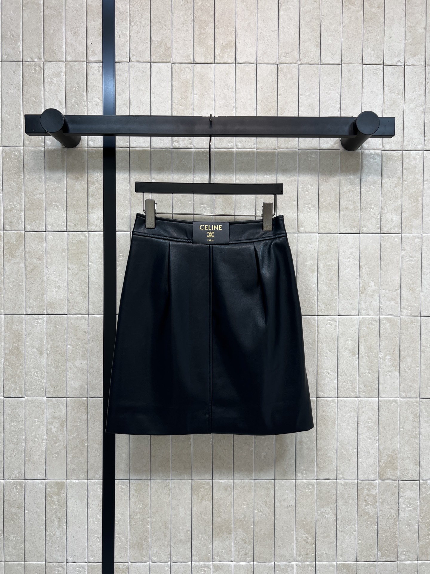 CE家 26早春新款 黑色皮革一片式半身裙 高腰A字版型超显腿长！金色logo点缀 细节满分 金属纽扣+