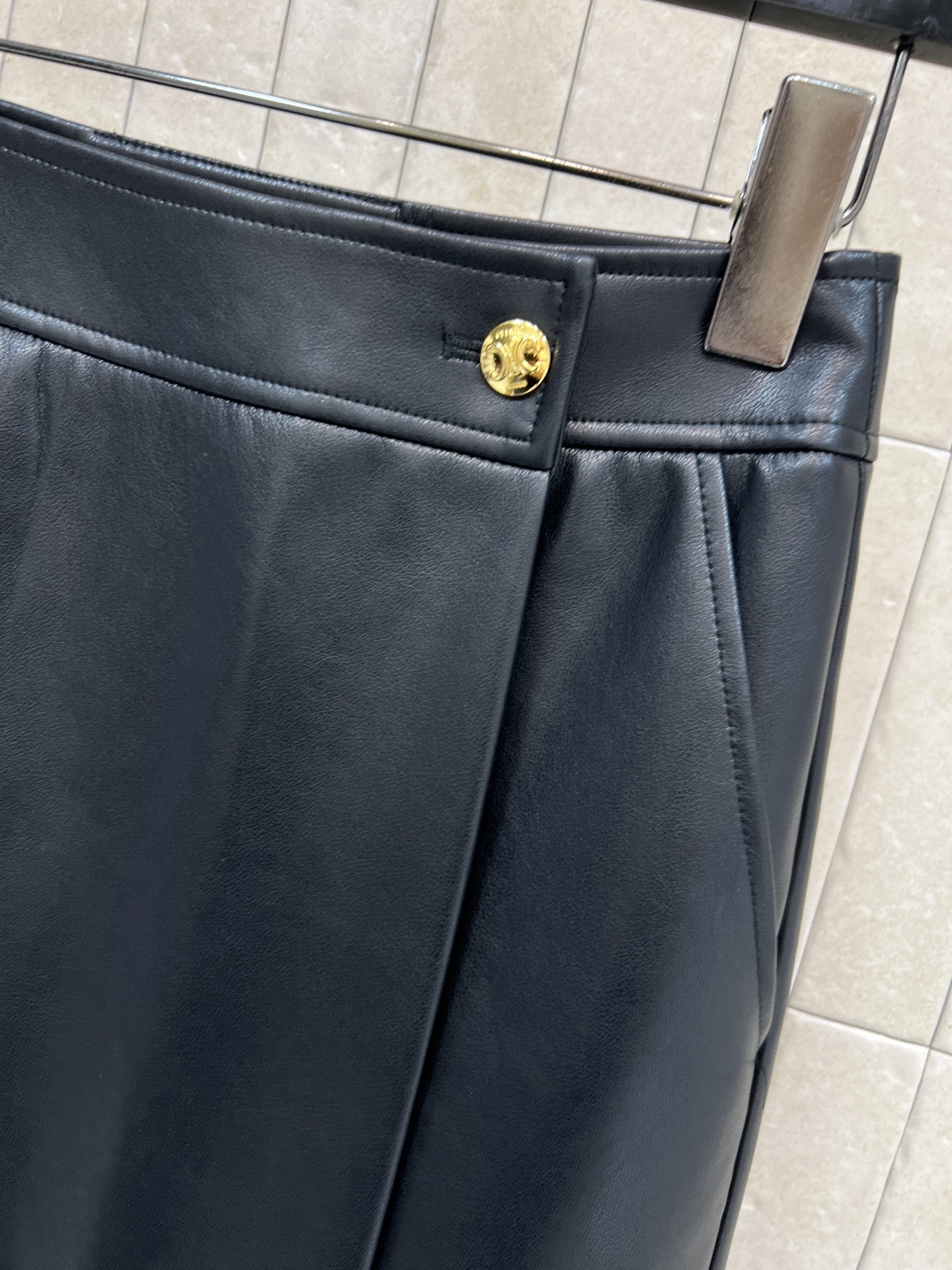 CE家 26早春新款 黑色皮革一片式半身裙 高腰A字版型超显腿长！金色logo点缀 细节满分 金属纽扣+