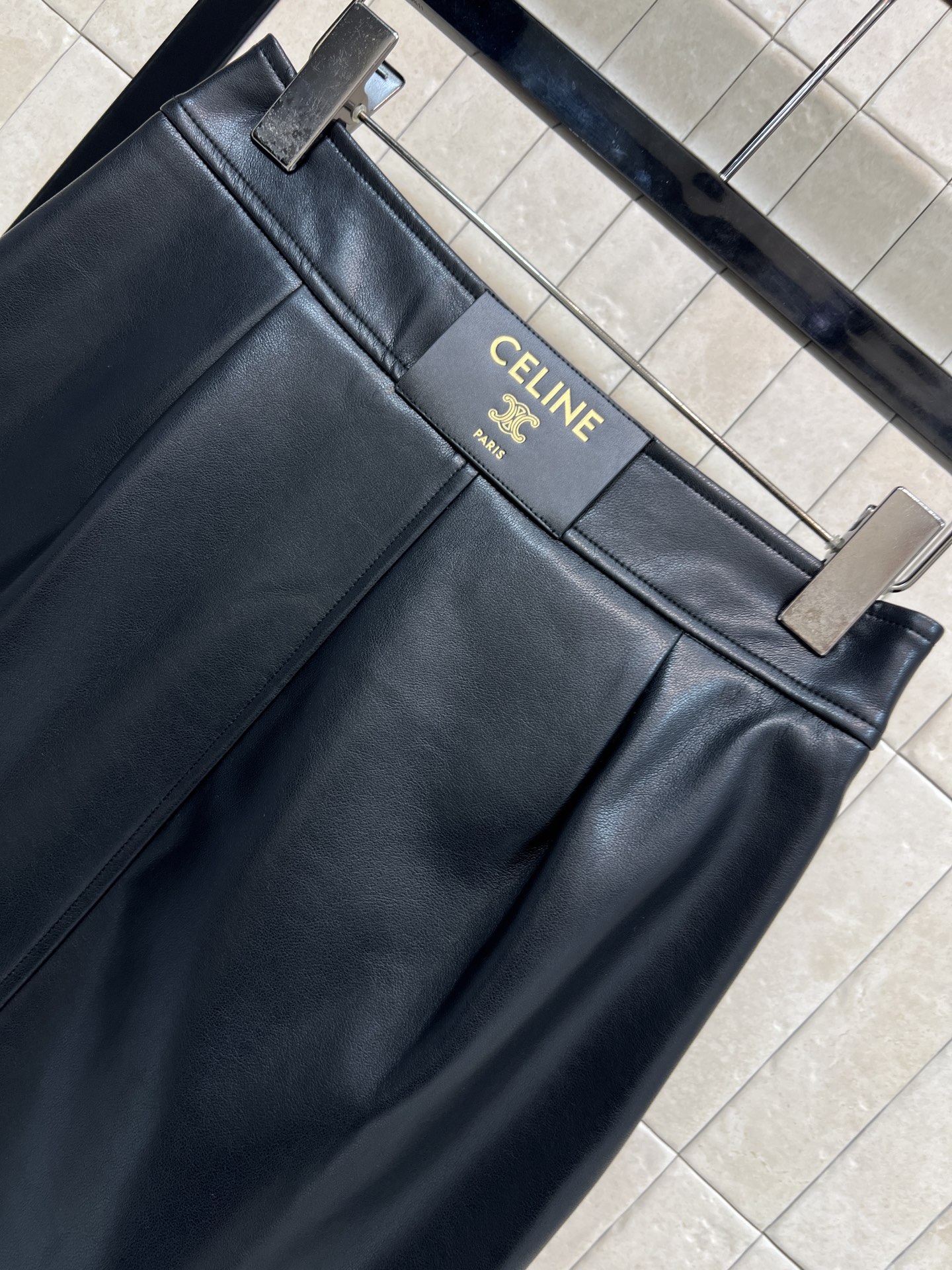 CE家 26早春新款 黑色皮革一片式半身裙 高腰A字版型超显腿长！金色logo点缀 细节满分 金属纽扣+