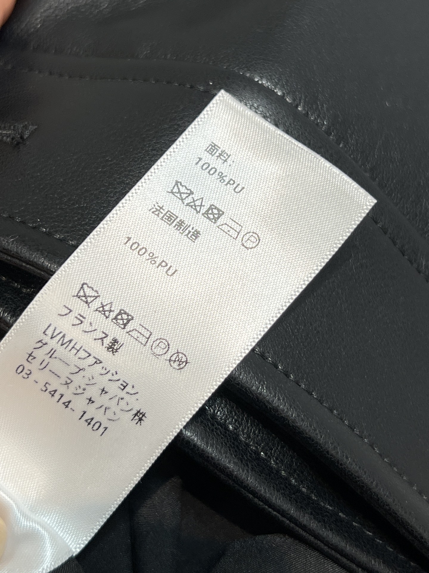 CE家 26早春新款 黑色皮革一片式半身裙 高腰A字版型超显腿长！金色logo点缀 细节满分 金属纽扣+