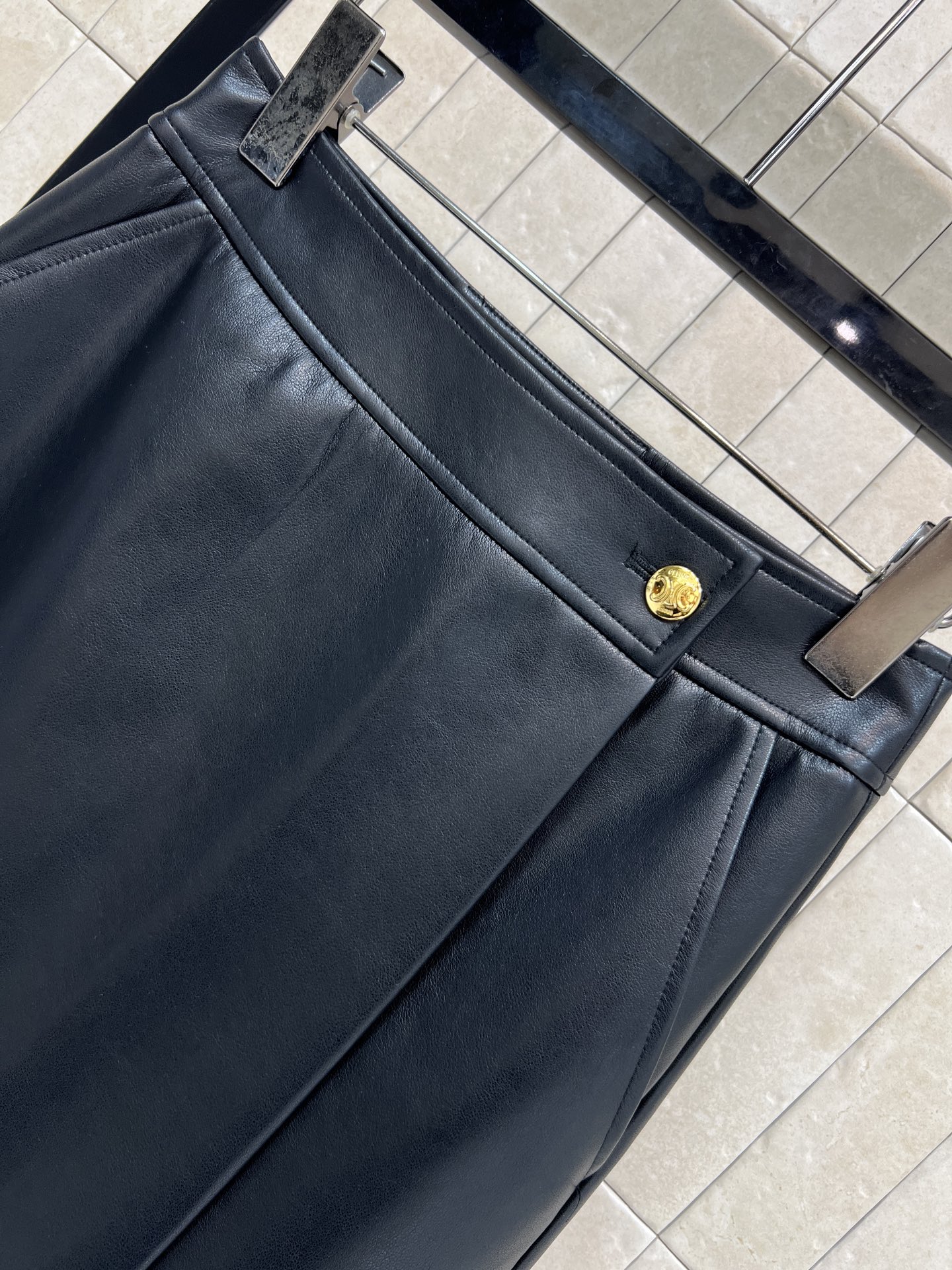 CE家 26早春新款 黑色皮革一片式半身裙 高腰A字版型超显腿长！金色logo点缀 细节满分 金属纽扣+