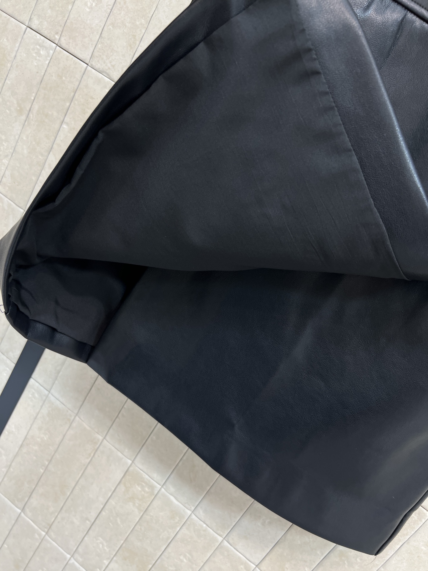 CE家 26早春新款 黑色皮革一片式半身裙 高腰A字版型超显腿长！金色logo点缀 细节满分 金属纽扣+