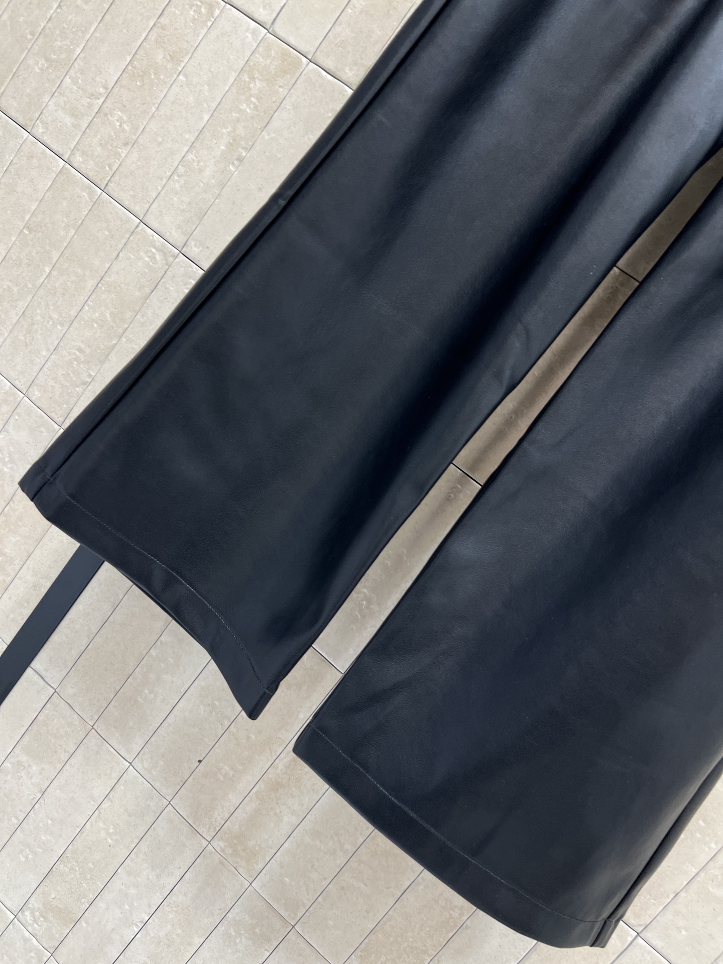 CE家 26早春新款 皮革高腰阔腿休闲裤 黑色皮革材质 垂感好又挺括 穿着舒适不束缚 高腰设计拉长腿部比