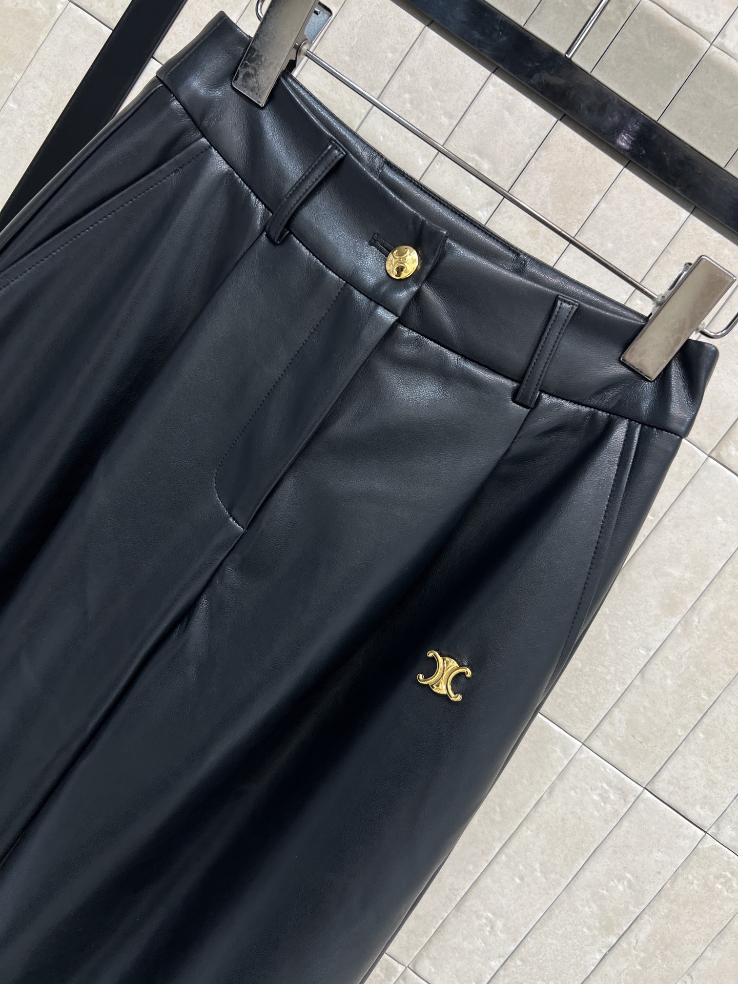 CE家 26早春新款 皮革高腰阔腿休闲裤 黑色皮革材质 垂感好又挺括 穿着舒适不束缚 高腰设计拉长腿部比