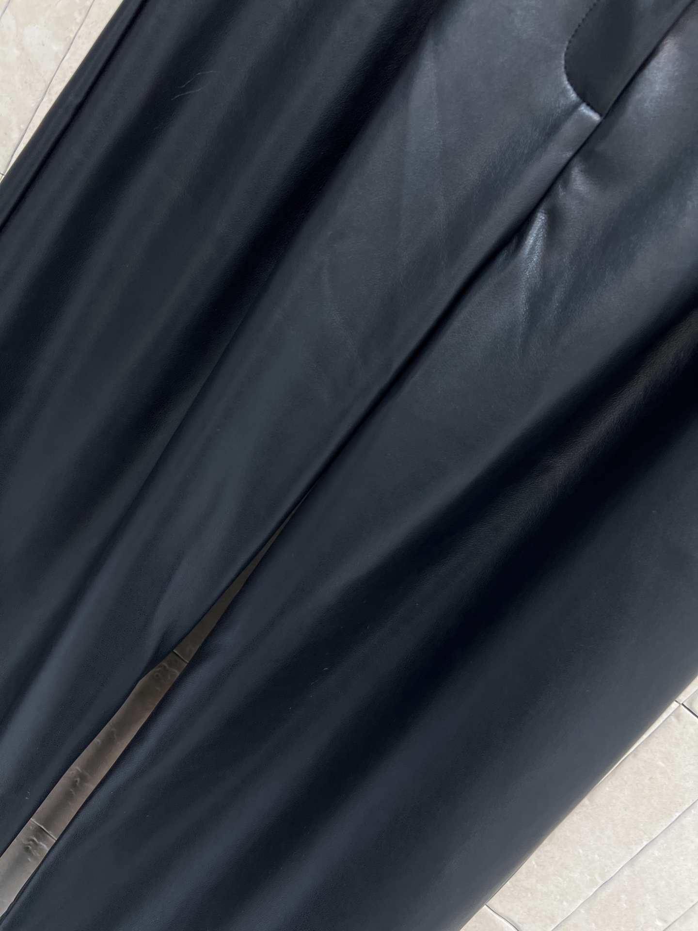 CE家 26早春新款 皮革高腰阔腿休闲裤 黑色皮革材质 垂感好又挺括 穿着舒适不束缚 高腰设计拉长腿部比