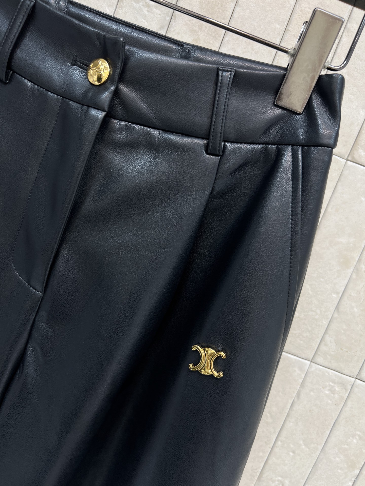 CE家 26早春新款 皮革高腰阔腿休闲裤 黑色皮革材质 垂感好又挺括 穿着舒适不束缚 高腰设计拉长腿部比