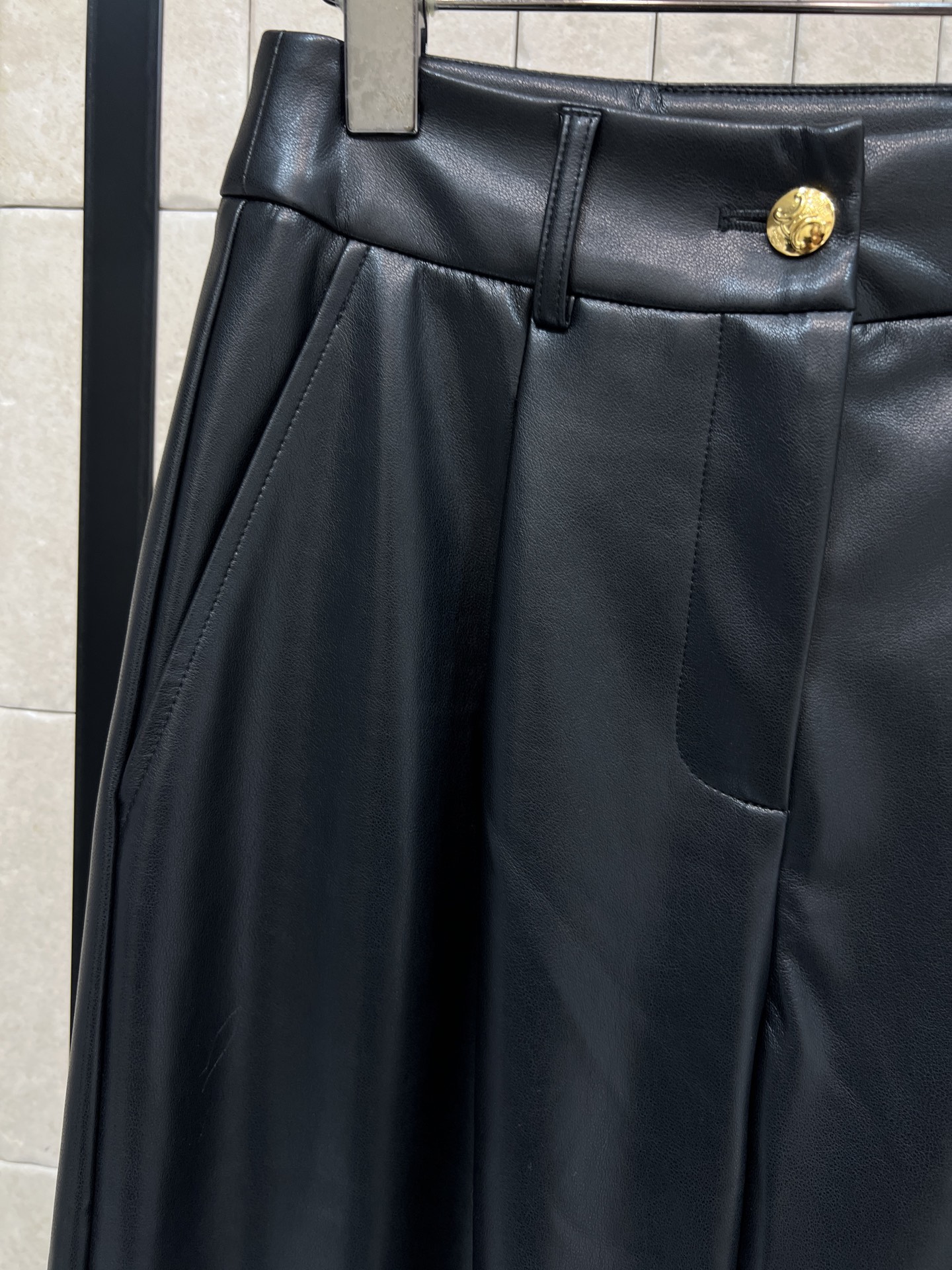 CE家 26早春新款 皮革高腰阔腿休闲裤 黑色皮革材质 垂感好又挺括 穿着舒适不束缚 高腰设计拉长腿部比