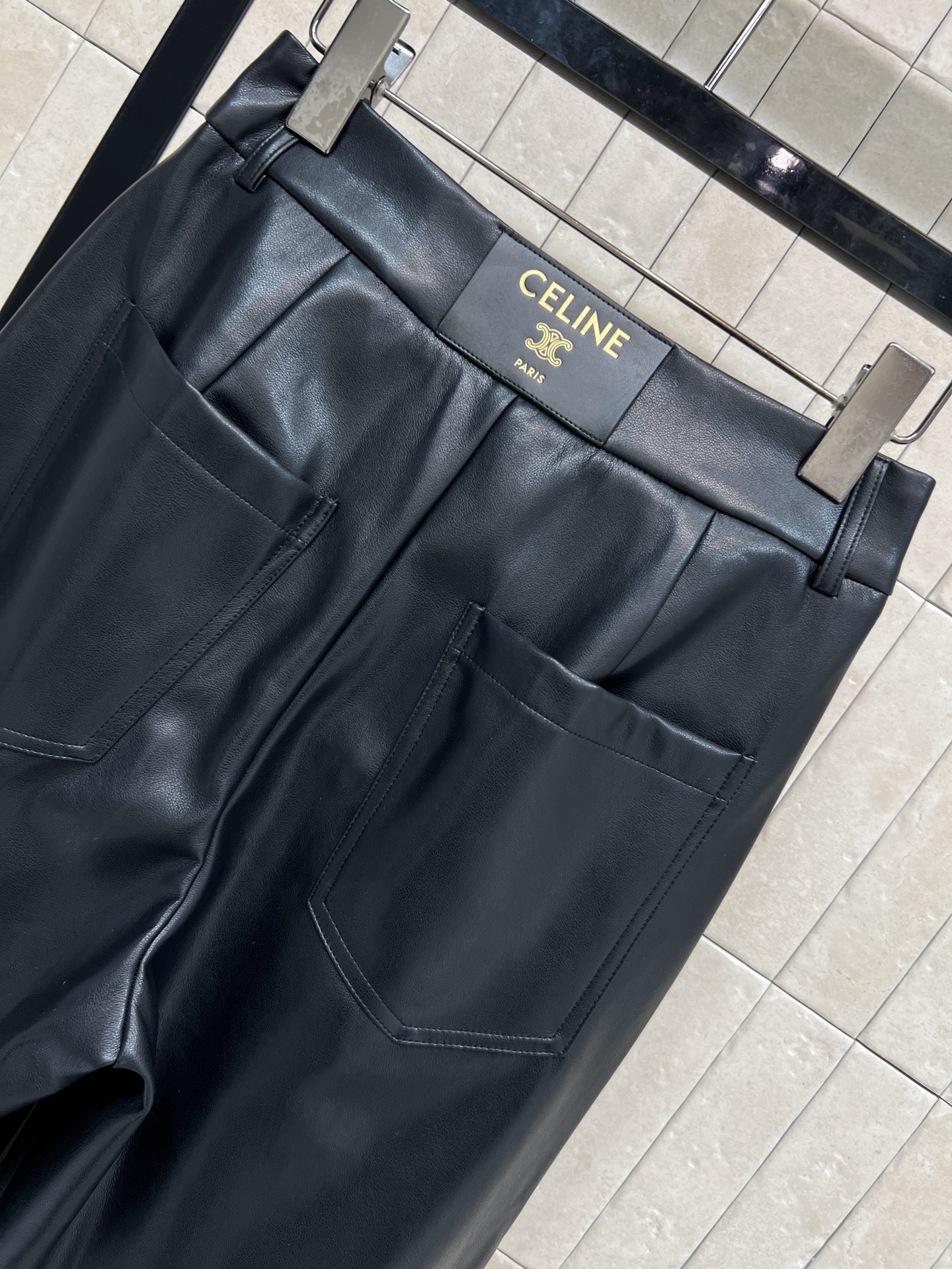 CE家 26早春新款 皮革高腰阔腿休闲裤 黑色皮革材质 垂感好又挺括 穿着舒适不束缚 高腰设计拉长腿部比