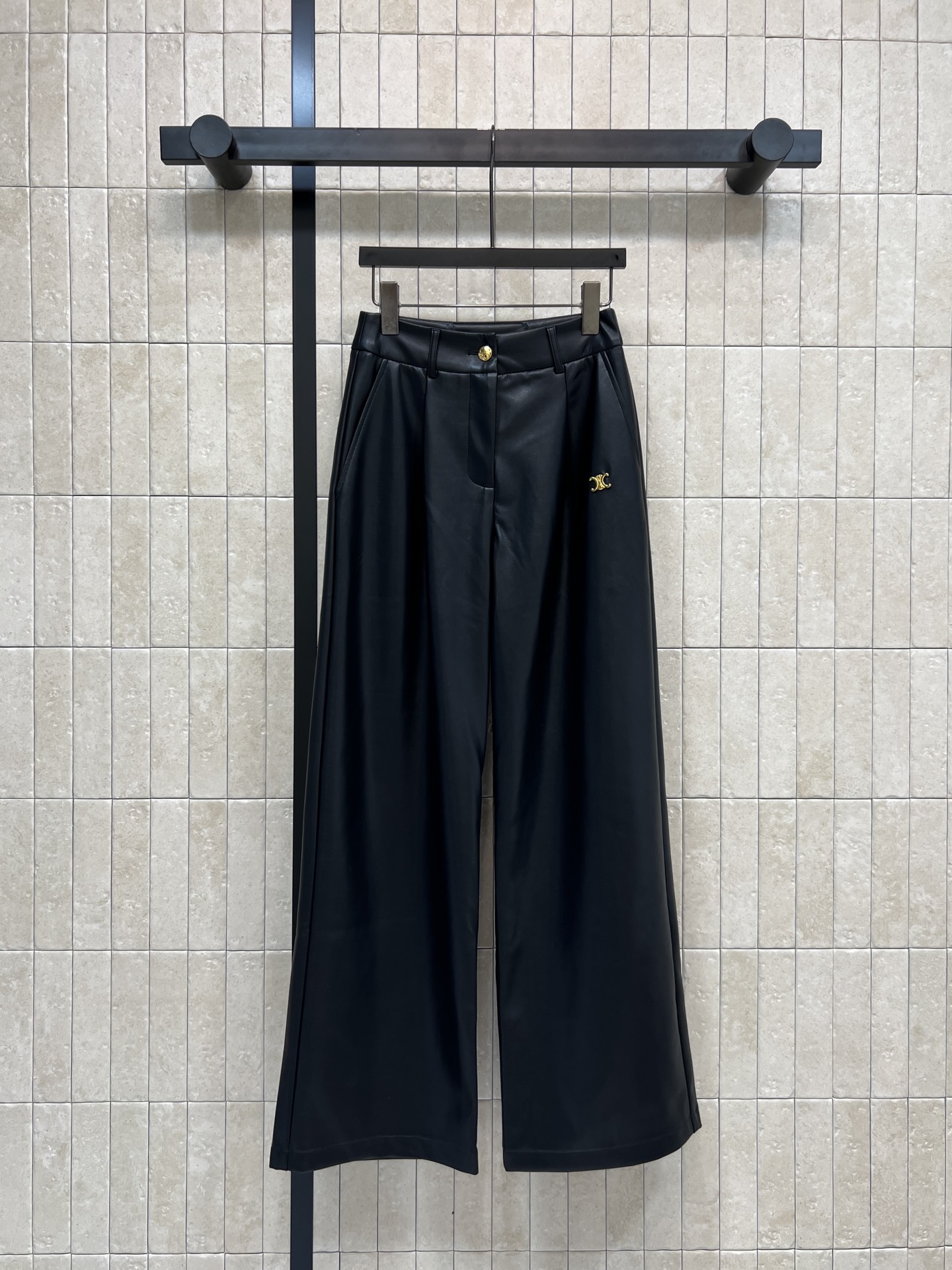 NO:658347,CE Home's 26 early spring new style leather high-waisted wide-leg casual pants. Made of black leather. It has a good drape and is crisp. It is comfortable to wear and not restrictive. The high-waisted design lengthens the proportions of the legs. The effect of showing longer legs is great!  Gold letter decoration is exquisite and textured. Whether commuting or leisure, match with shirts and suit jackets to create a refined daily look. Cool, stylish and versatile. One color and three codes. Size/S-M-L,,jackets & coats,shirts,business suit,alexander wang19860909CE家 26早春新款 皮革高腰阔腿休闲裤 黑色皮革材质 垂感好又挺括 穿着舒适不束缚 高腰设计拉长腿部比例 显腿长效果超赞！金色字母装饰 精致又有质感入 无论通勤还是休闲 搭配衬衫 西装外套 打造日常精致造型 酷飒有型百搭不挑人 一色三码Size/S-M-L,,jackets & coats,shirts,business suit,alexander wang,Women's clothing