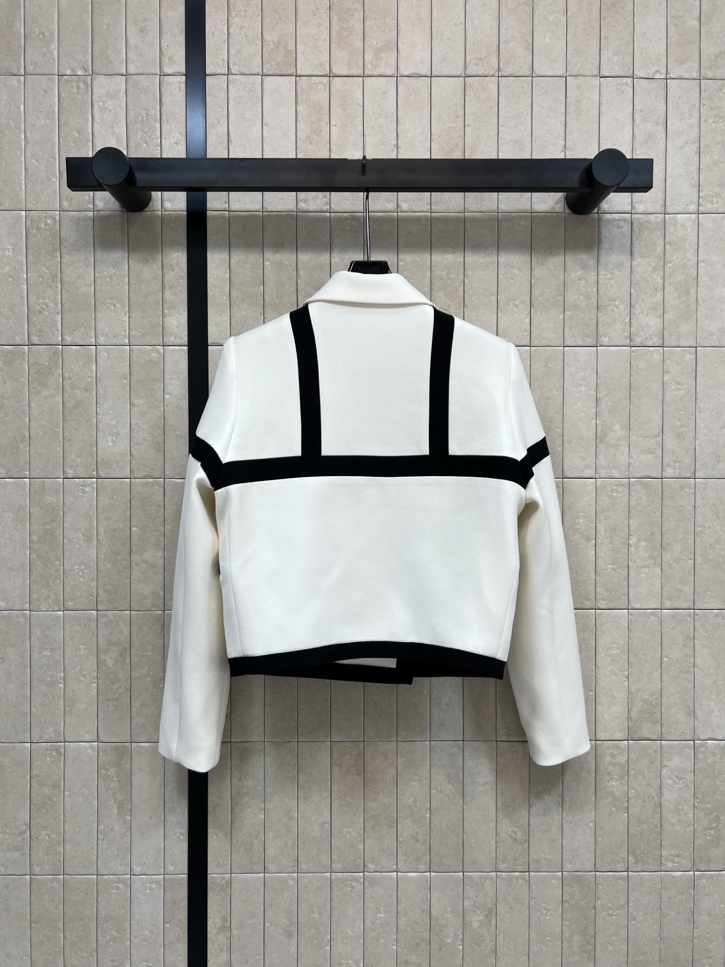 L家 26春夏新款 拼色短款风衣外套 白色主调配黑色线条 简约又有辨识度 双排扣+Monogram金属装