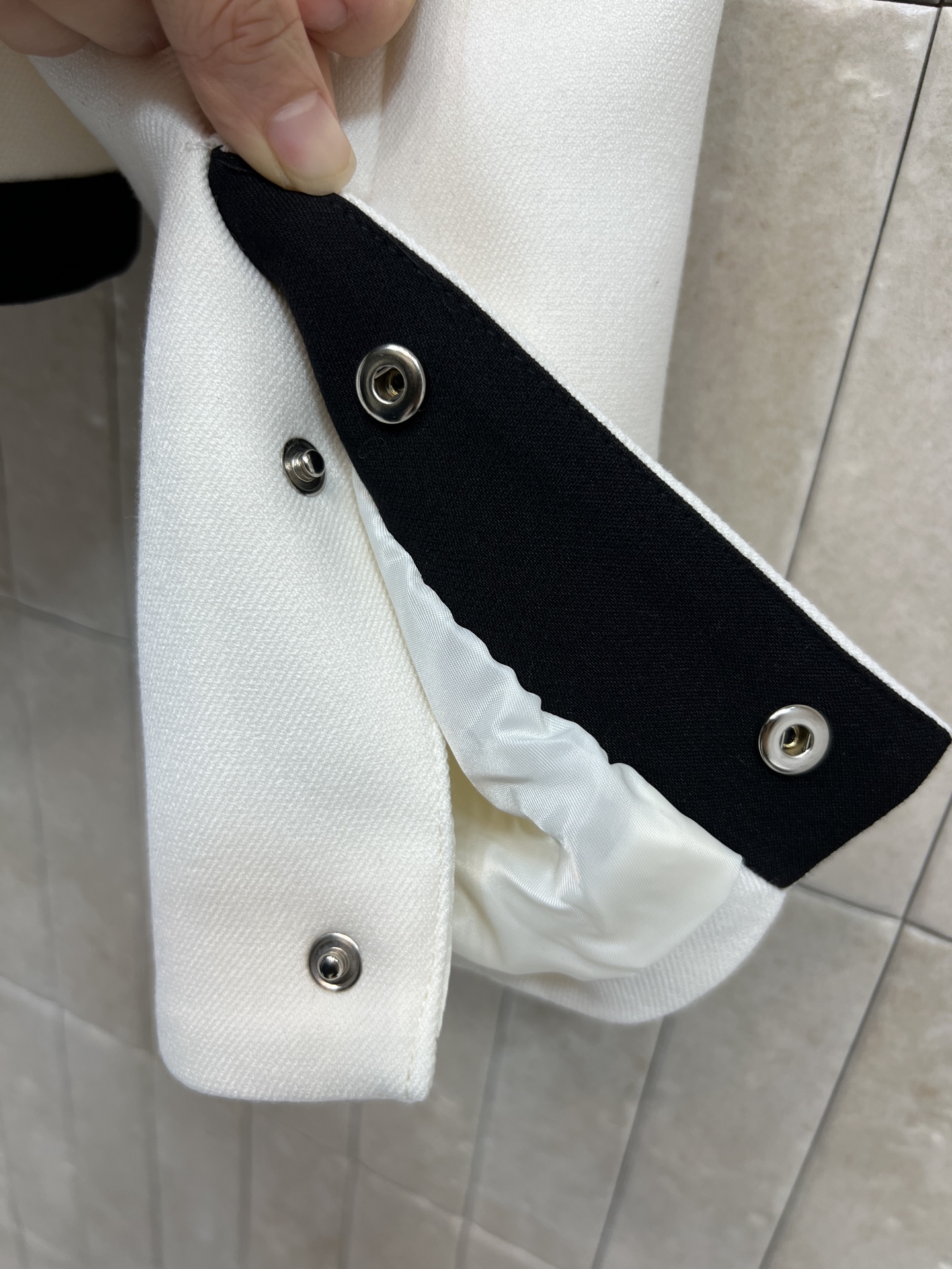 L家 26春夏新款 拼色短款风衣外套 白色主调配黑色线条 简约又有辨识度 双排扣+Monogram金属装