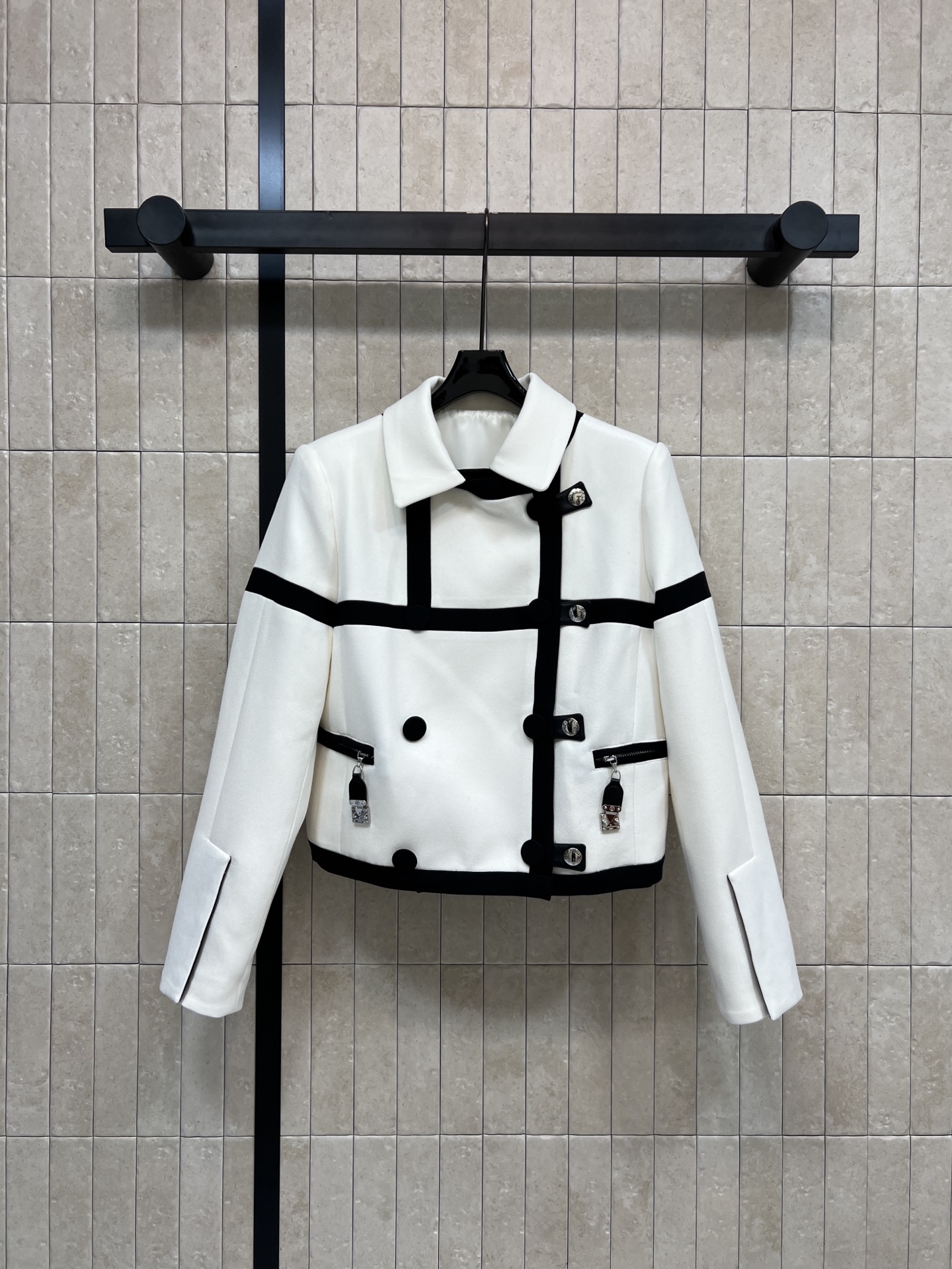 NO:658332,L's 26 spring and summer new style color-blocked short windbreaker jacket, white main color with black lines, simple and recognizable, double-breasted + Monogram metal decoration, cuff snap button slit design, perfect details!  Classic short trench coat design. The upper body is exquisite and smart. A rarely seen short trench coat. It can be easily worn by small people. The golden proportion figure will get you instantly. It is easy to match with the custom-made fabrics. Four sizes in one color. Size/S-M-L- XL,, louis vuitton, jackets & coats, gold, alexander wang19860909L家 26春夏新款 拼色短款风衣外套 白色主调配黑色线条 简约又有辨识度 双排扣+Monogram金属装饰 袖口按扣开叉设计 细节满分！经典款短版风衣设计 上身精致又干练得体 很少见到的短风衣 小个子也能轻松驾驭 黄金比例身材立马get 搭配起来也很随心应手 定制的面料挻括有型 一色四码 Size/S-M-L- XL,,louis vuitton,jackets & coats,gold,alexander wang,Women's clothing