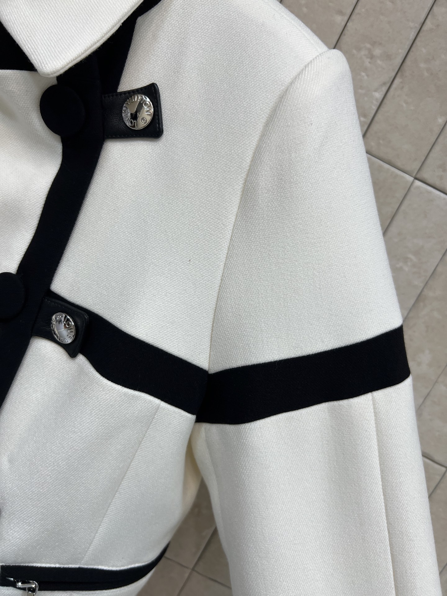 L家 26春夏新款 拼色短款风衣外套 白色主调配黑色线条 简约又有辨识度 双排扣+Monogram金属装