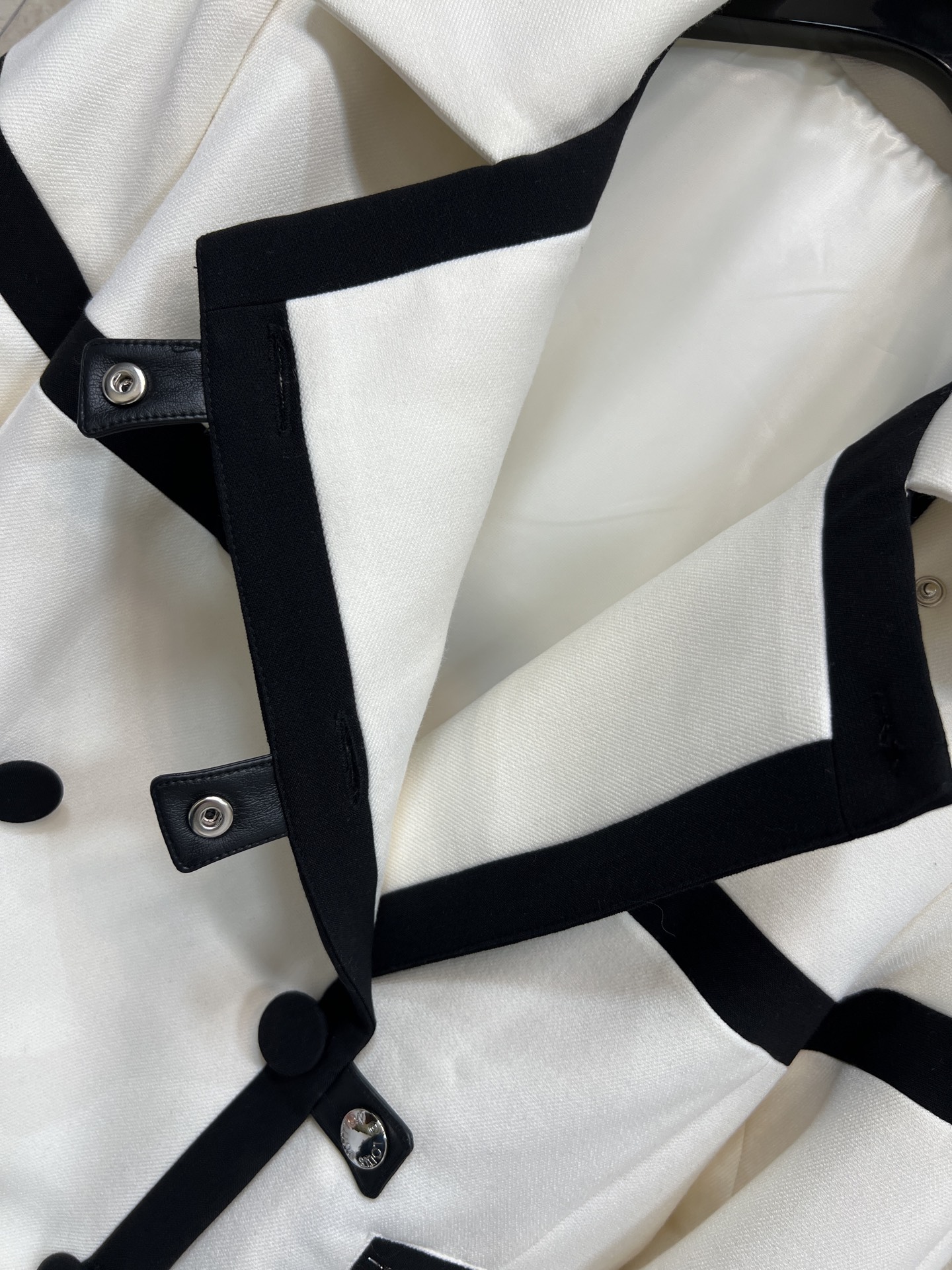 L家 26春夏新款 拼色短款风衣外套 白色主调配黑色线条 简约又有辨识度 双排扣+Monogram金属装