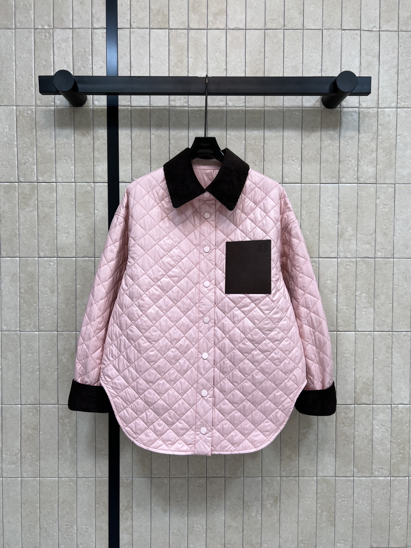 NO:663592,LW Home’s 25 new autumn and winter style pink diamond quilted padded jacket, classic diamond quilting + corduroy collar and cuffs, retro and fashionable!  The quilted design has excellent windproof and warm effects. It is very suitable for autumn and winter. The logo leather patch on the chest is decorated with perfect details and high recognition. The loose fit design of the lining and the buttons on the front are easy to put on and take off. It can be easily used for daily leisure or light business. It is versatile and looks good no matter how you match it!  Pair it with jeans or a skirt, and you can easily get the autumn and winter atmosphere. One color, four sizes, S-M-L-XL,,skirts,jeans, 19860909LW家 25秋冬新款 粉色菱格绗缝衬式棉服 经典菱形绗缝+灯芯绒领口袖口 复古又时髦！夹棉设计防风保暖效果超赞 秋冬穿超合适 胸前logo皮牌装饰 细节满分 辨识度高 衬式宽松版型设计 前襟纽扣方便穿脱 日常休闲或轻商务都能轻松驾驭 百搭不挑人 怎么搭都好看！搭配牛仔裤或半裙 轻松get秋冬氛围感穿搭 一色四码 S-M-L-XL,,skirts,jeans, ,Women's clothing