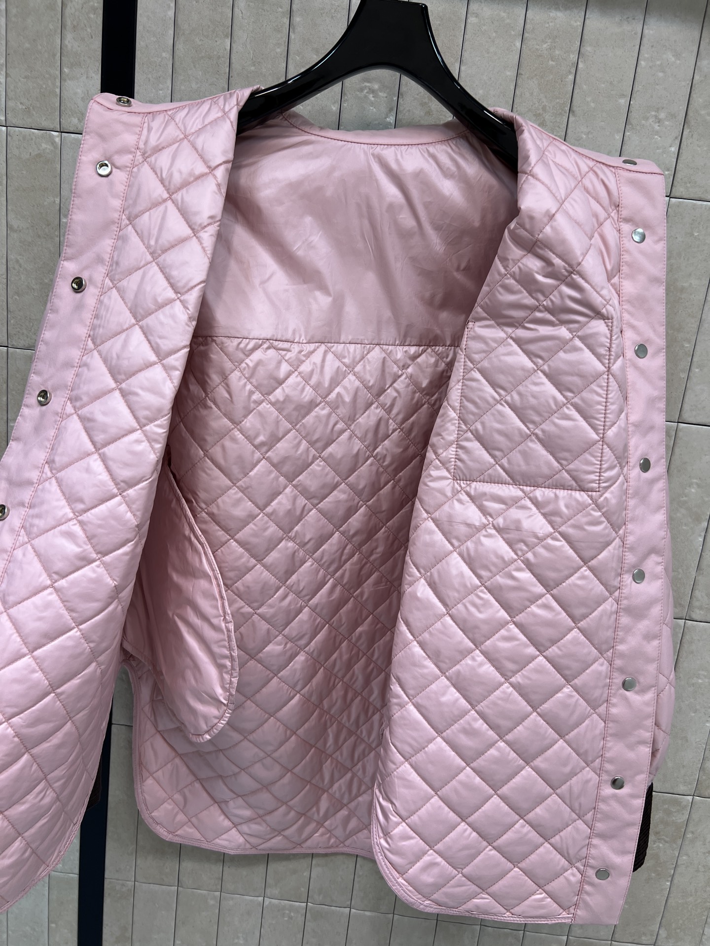 LW家 25秋冬新款 粉色菱格绗缝衬式棉服 经典菱形绗缝+灯芯绒领口袖口 复古又时髦！夹棉设计防风保暖效