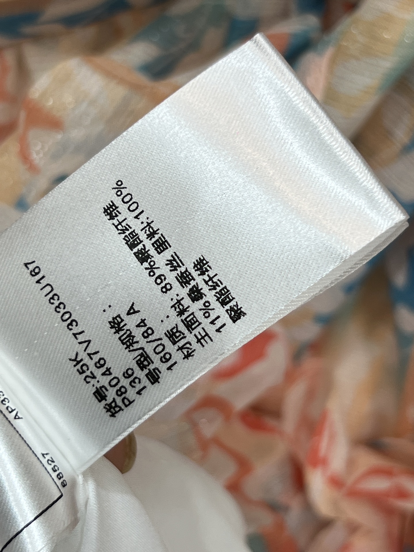 25春夏新款 碎花褶皱吊带连衣裙 采用轻薄透气面料 粉蓝白渐变印花 清新又浪漫 多层荷叶边设计 层次感满