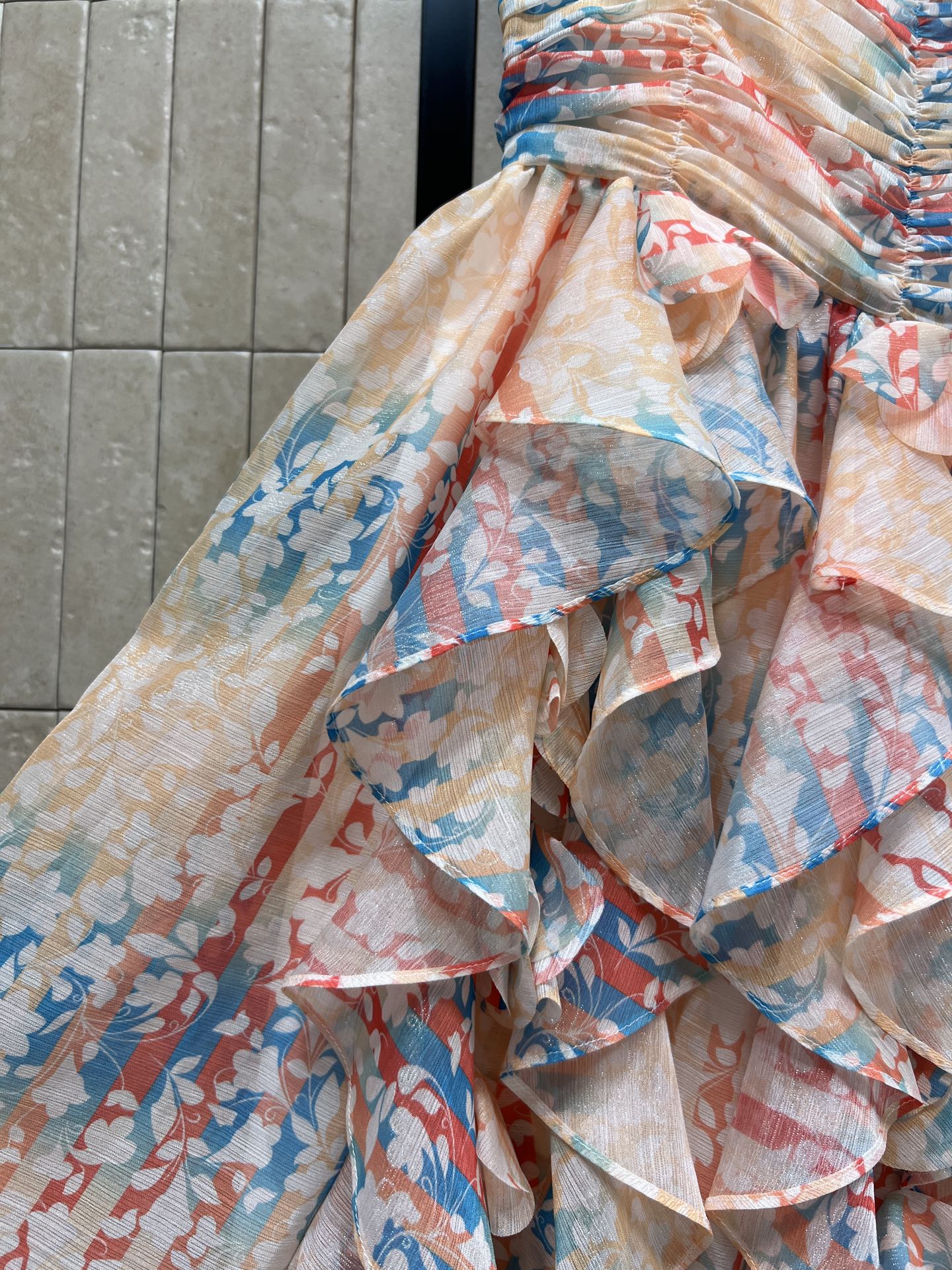 25春夏新款 碎花褶皱吊带连衣裙 采用轻薄透气面料 粉蓝白渐变印花 清新又浪漫 多层荷叶边设计 层次感满