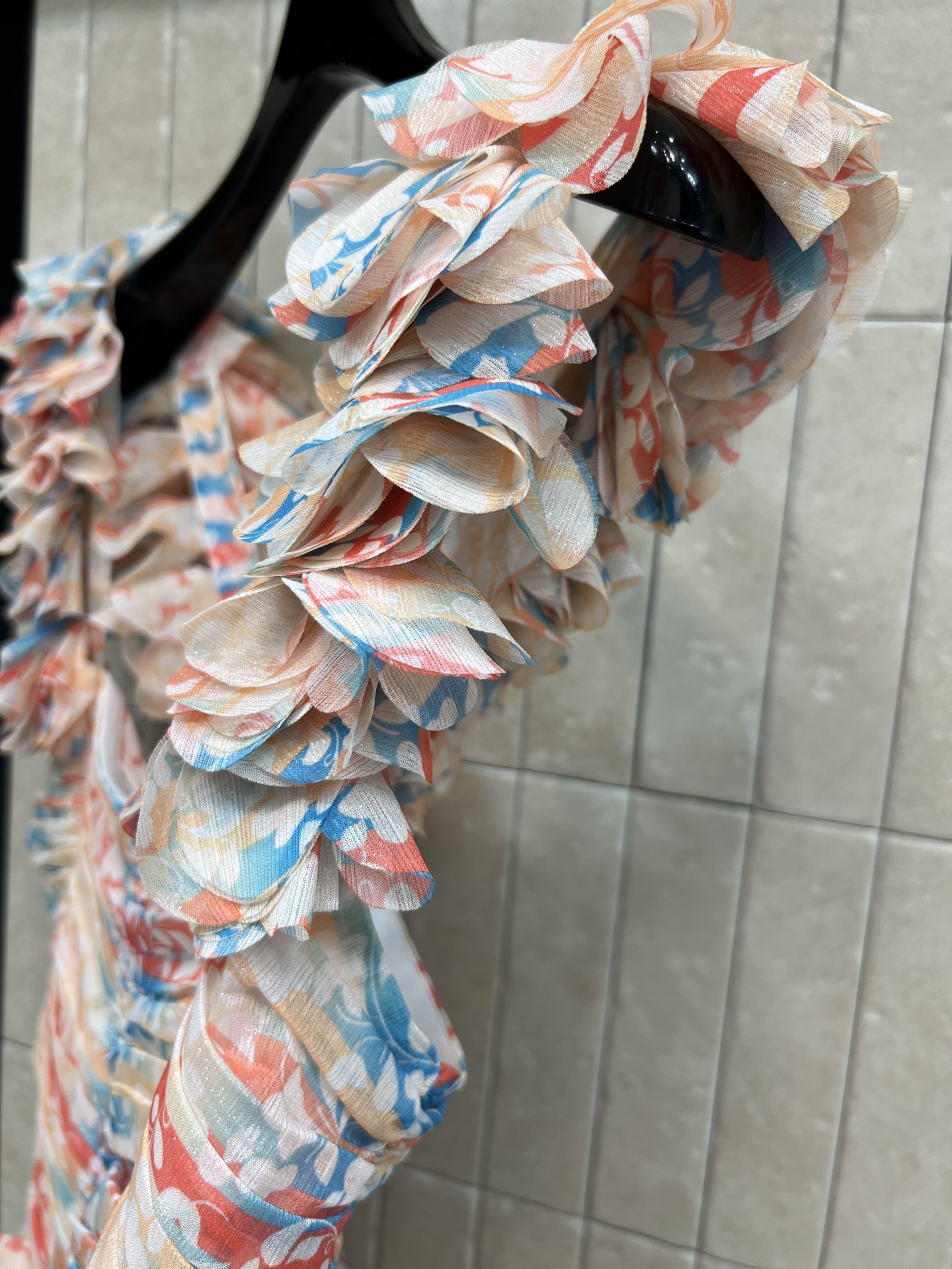 25春夏新款 碎花褶皱吊带连衣裙 采用轻薄透气面料 粉蓝白渐变印花 清新又浪漫 多层荷叶边设计 层次感满