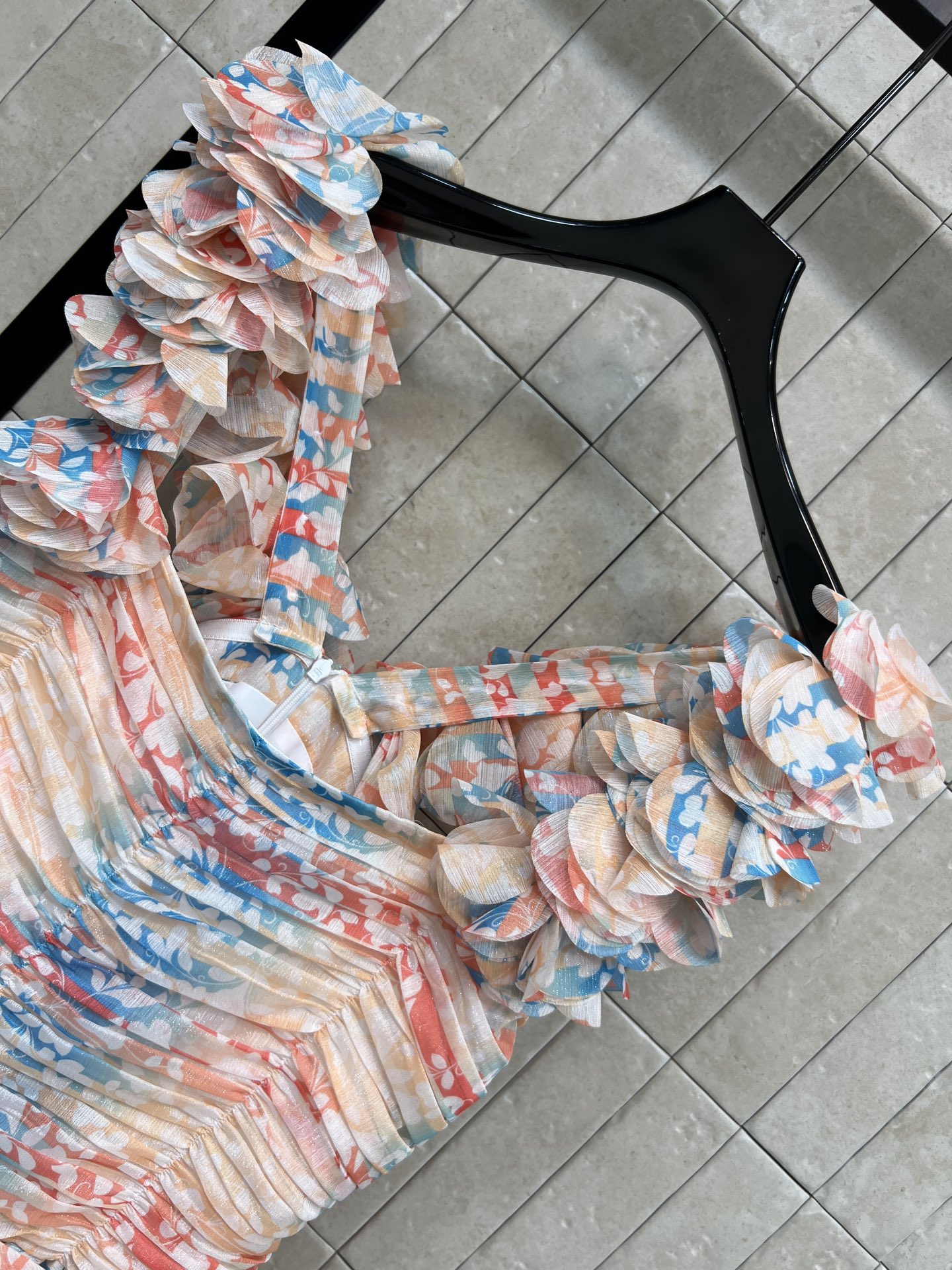 25春夏新款 碎花褶皱吊带连衣裙 采用轻薄透气面料 粉蓝白渐变印花 清新又浪漫 多层荷叶边设计 层次感满