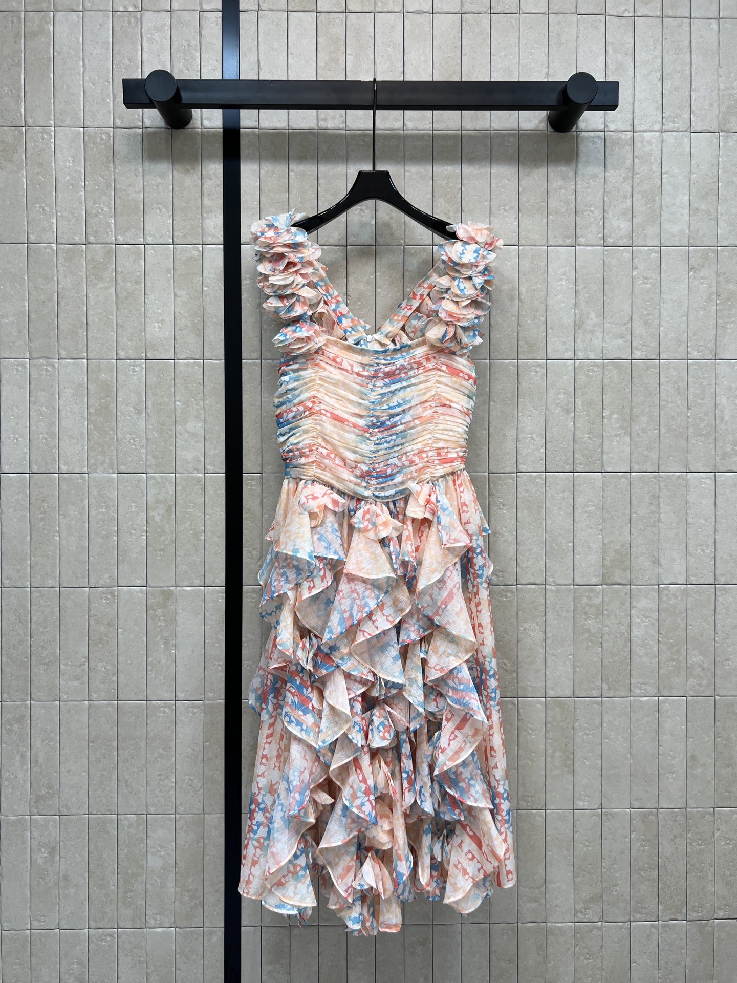 NO:663556,25 spring and summer new style floral pleated suspender dress. Made of light and breathable fabric. Pink blue and white gradient print. Fresh and romantic. Multi-layered ruffle design. Full of layers. Three-dimensional and elegant V-neck suspender design. Modify the neck line. The waist is tightened to show the body curve. It is very suitable for spring and summer wear, whether it is outdoor gatherings or vacations. It is full of fairy spirit~three sizes in one color. SML,,skirts, 1986090925春夏新款 碎花褶皱吊带连衣裙 采用轻薄透气面料 粉蓝白渐变印花 清新又浪漫 多层荷叶边设计 层次感满满 立体优雅 V领吊带设计 修饰颈部线条 腰部收紧更显身形曲线春夏穿超适合 无论户外聚会还是度假都能轻松驾驭 仙气十足~一色三码 SML,,skirts, ,Women's clothing