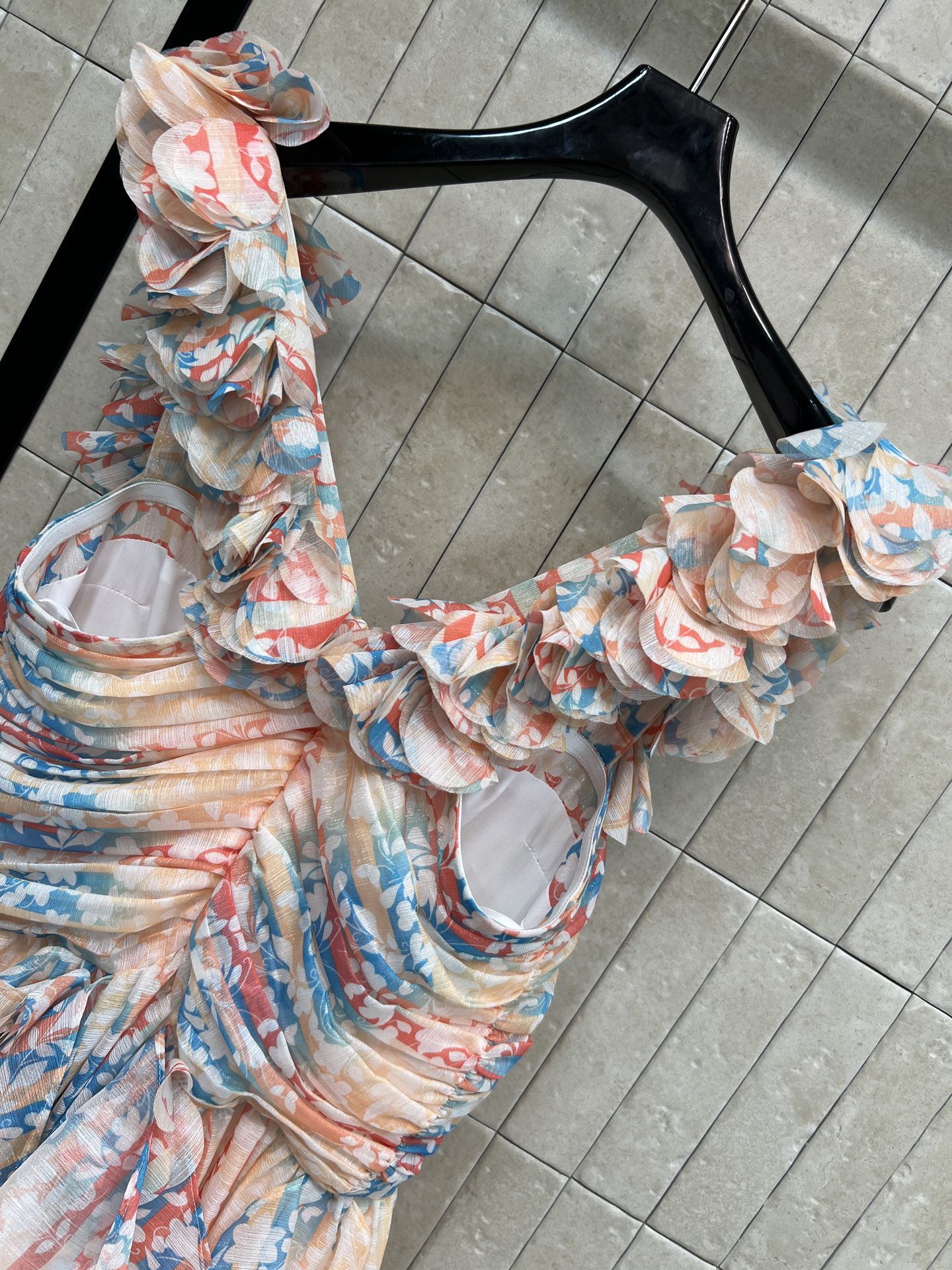 25春夏新款 碎花褶皱吊带连衣裙 采用轻薄透气面料 粉蓝白渐变印花 清新又浪漫 多层荷叶边设计 层次感满