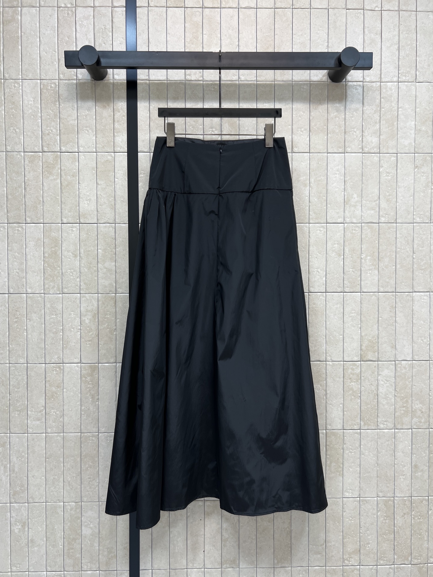 小香家 26早春新款 黑色百褶半身裙 质地挺括有型 经典百褶设计 优雅又有层次感 无论通勤还是正式场合都