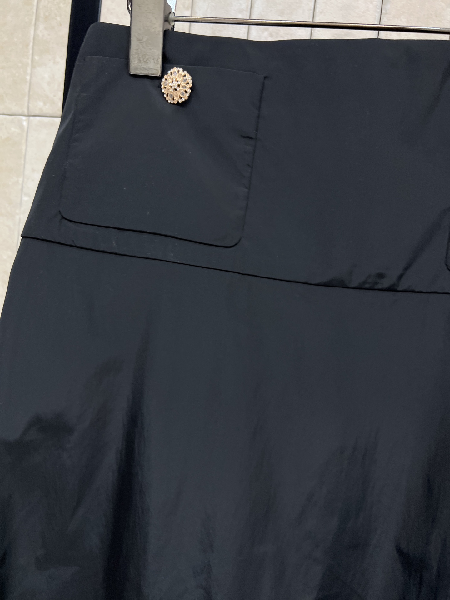 小香家 26早春新款 黑色百褶半身裙 质地挺括有型 经典百褶设计 优雅又有层次感 无论通勤还是正式场合都